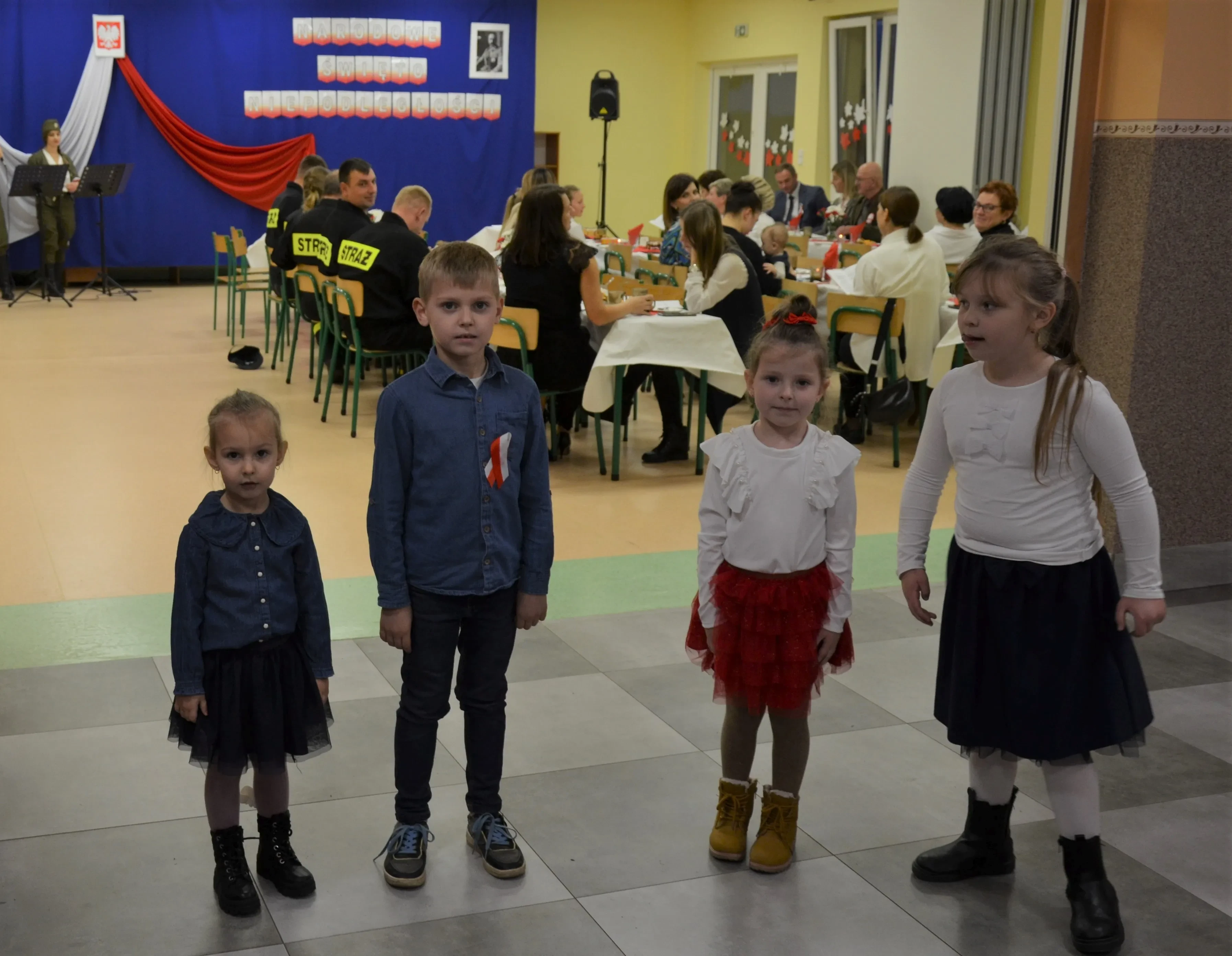 pozujące dzieci
