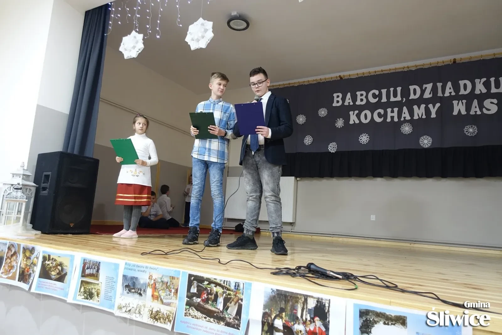 dwóch prowadzacych i jedna prowadzaca