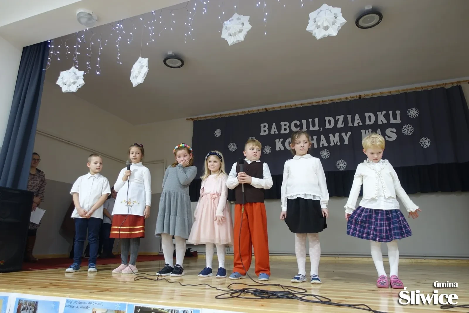 pięć dziewczyn i dwóch chłopaków na scenie