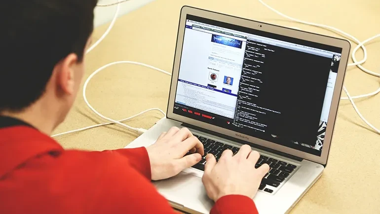 mężczyzna pracujący na laptopie