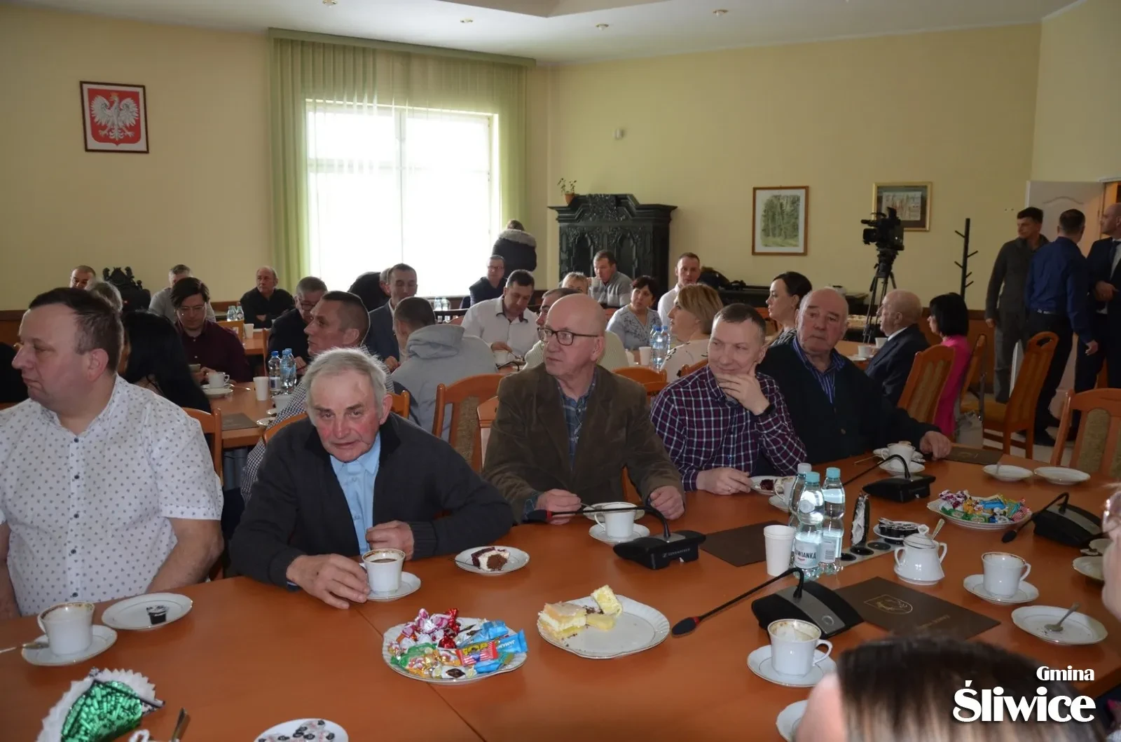 goście zgromadzeni podczas dnia sołtysa przy stołach