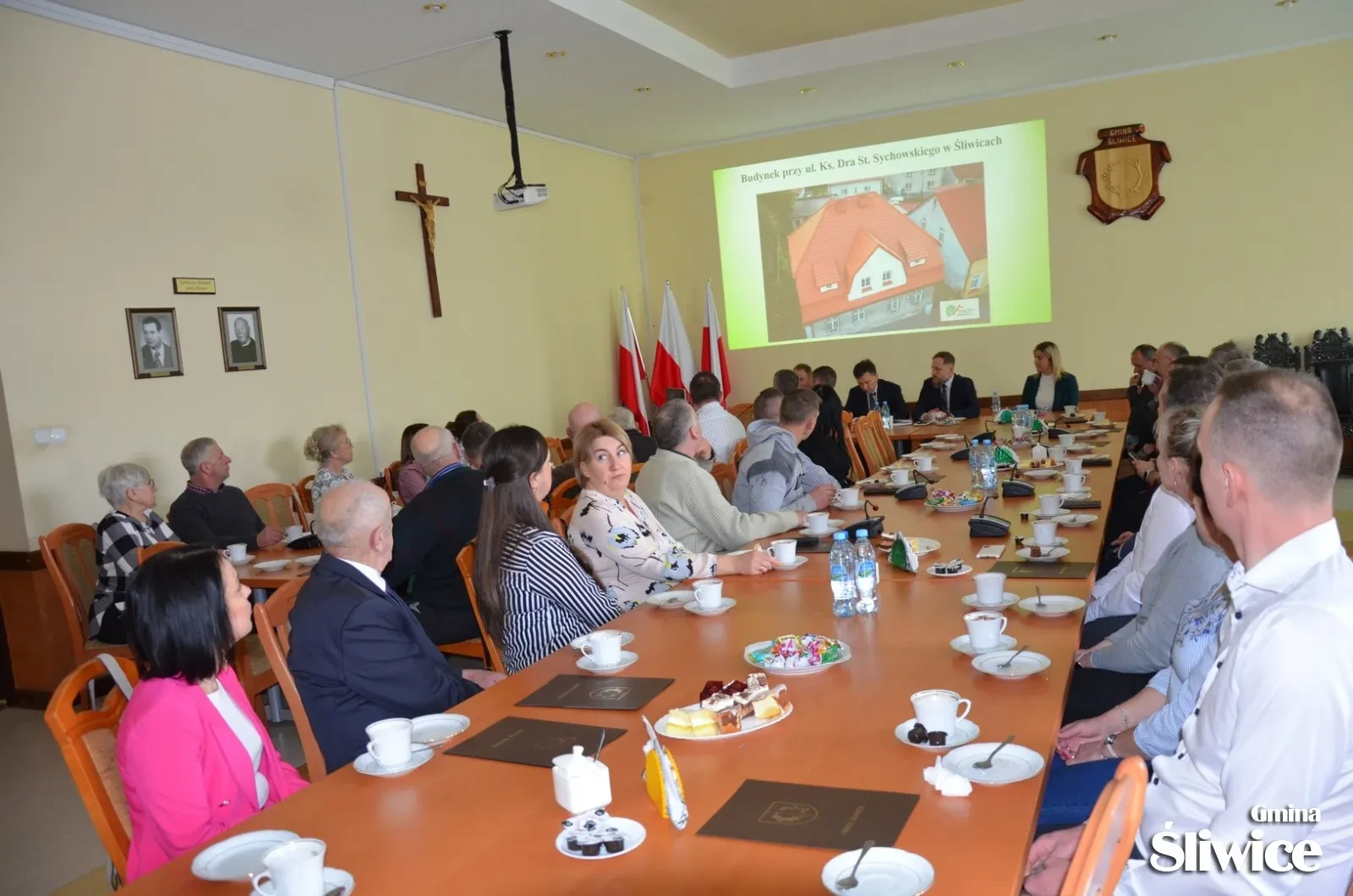goście zgromadzeni podczas dnia sołtysa przy stołach