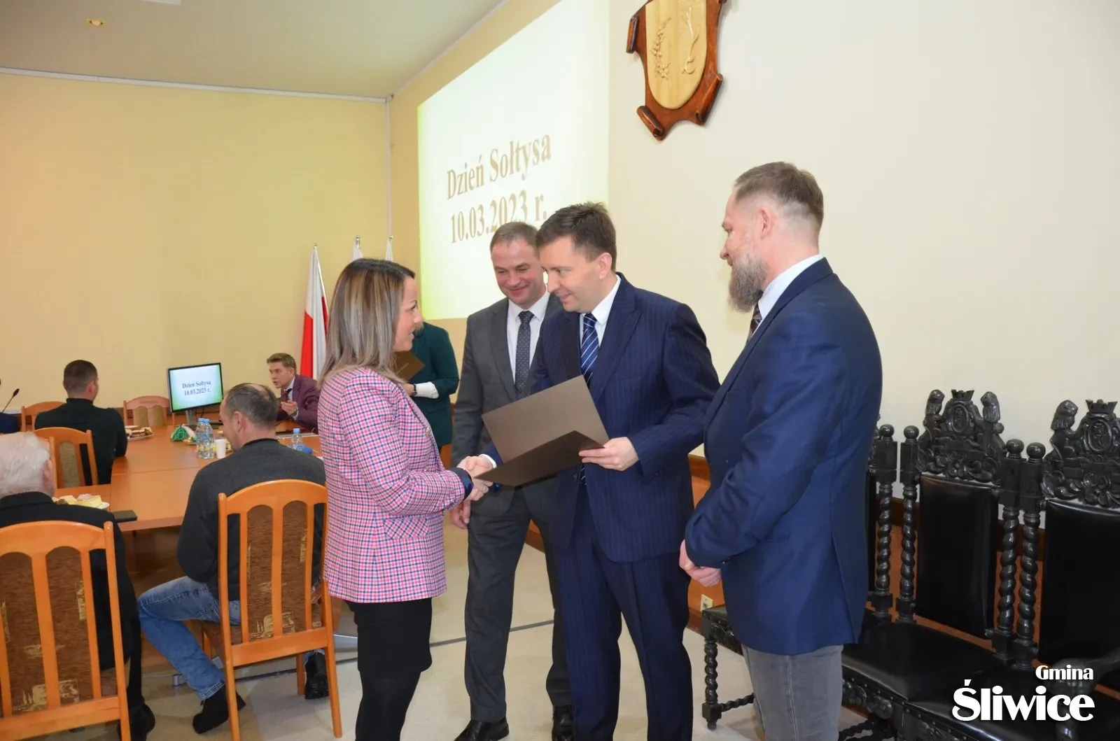 wręczenie życzeń dla sołtysów