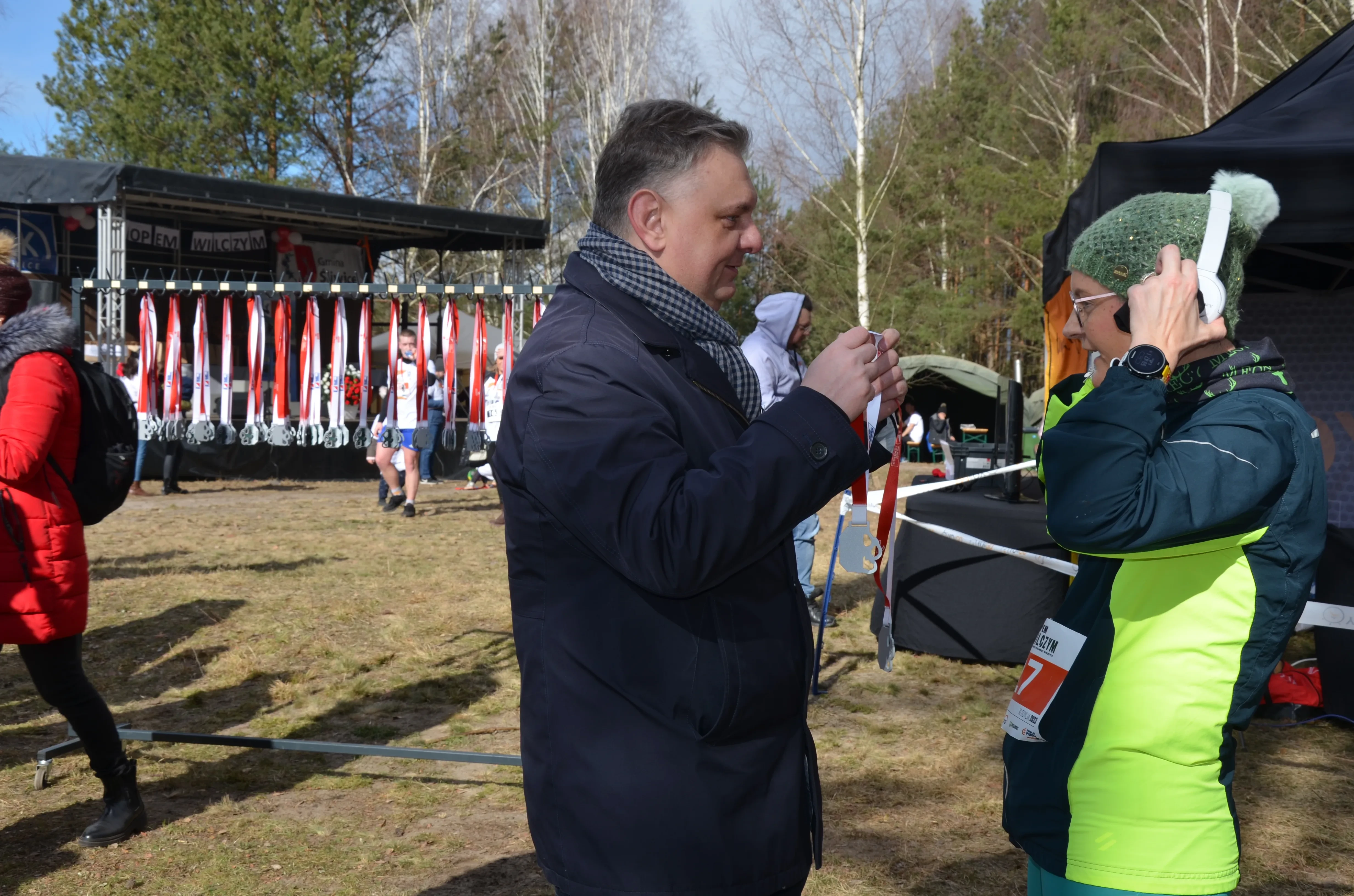 piotr król nagradza medalem