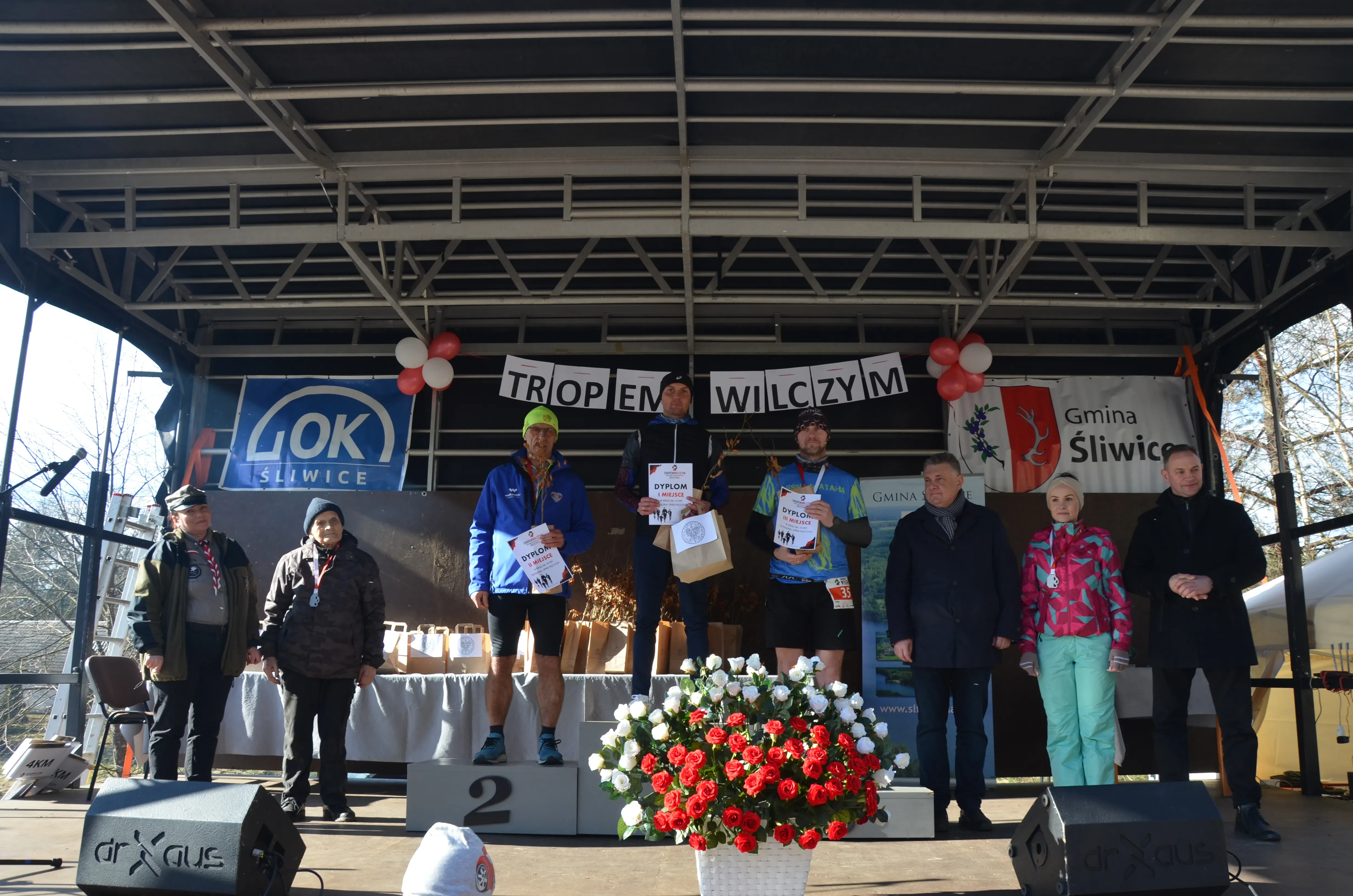 osoby stojące na podium