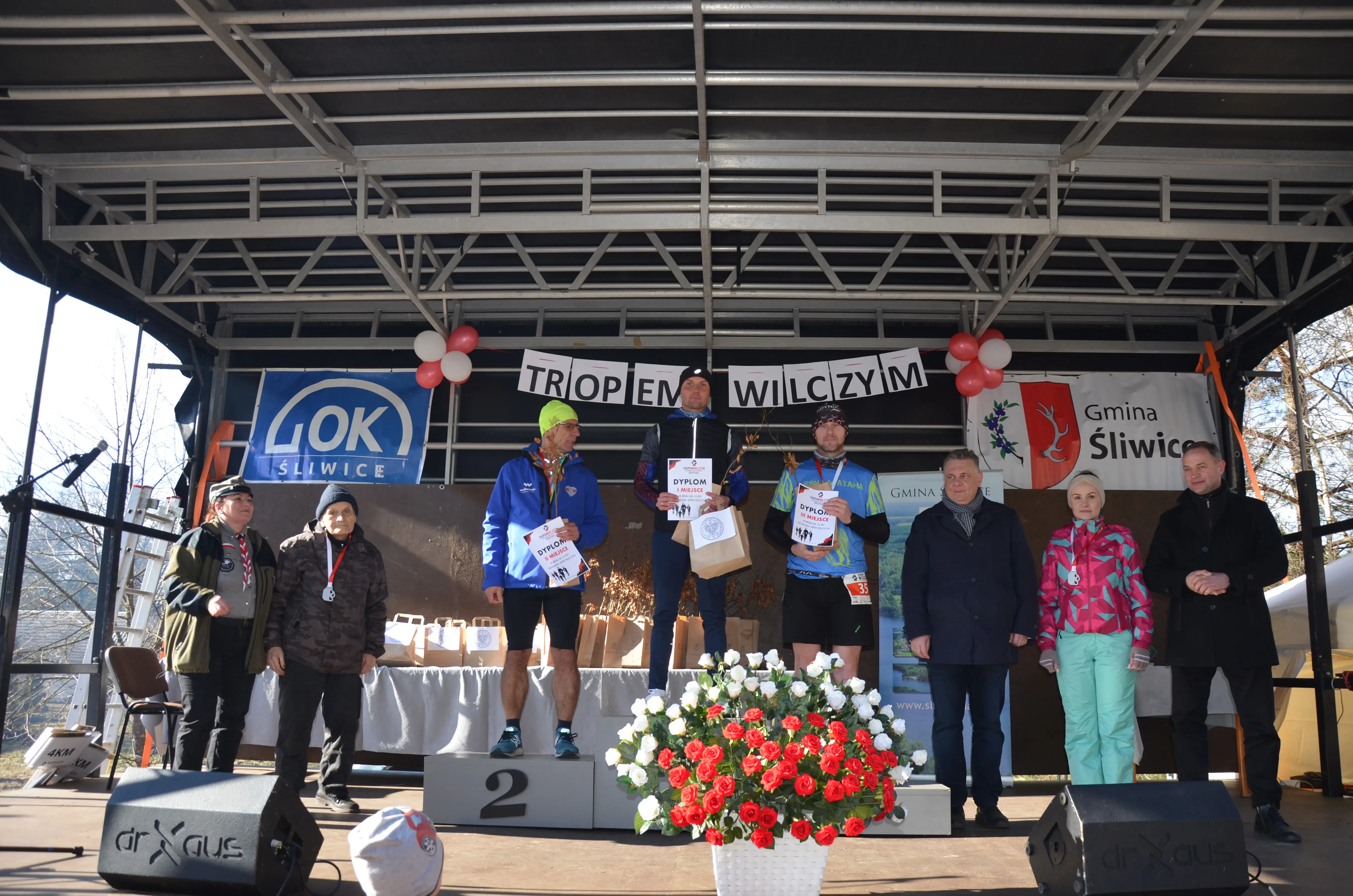 osoby stojące na podium