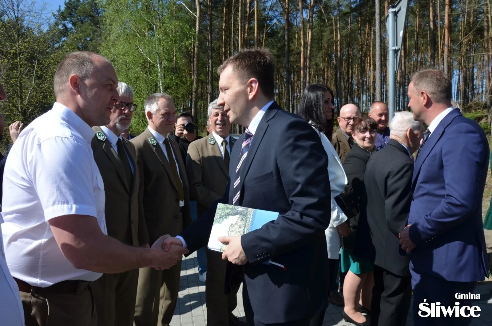 minister i wójt witają się z zebranymi podczas otwarcia drogi
