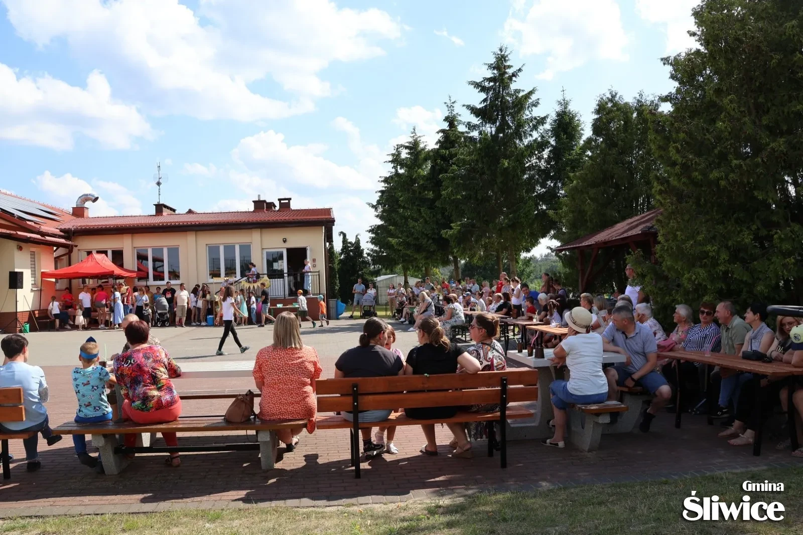 zebrani podczas pikniku