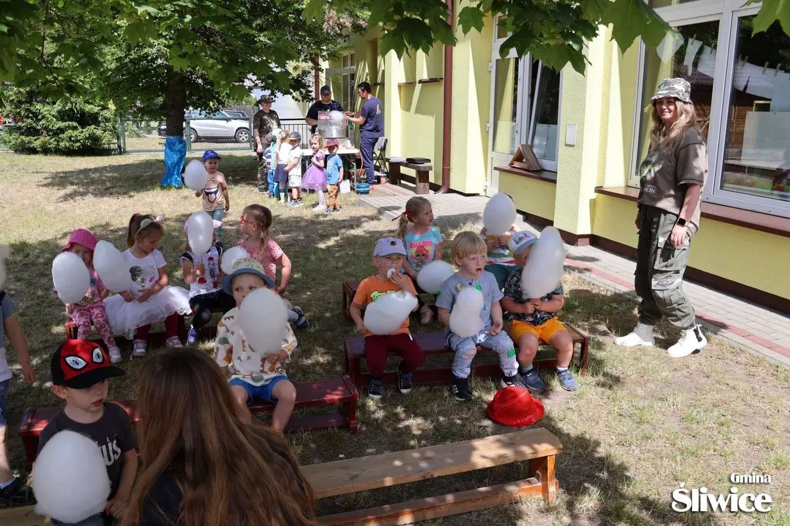 dzieci jedzące watę cukrową