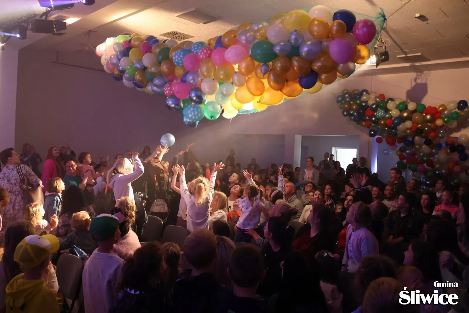 spadające balony