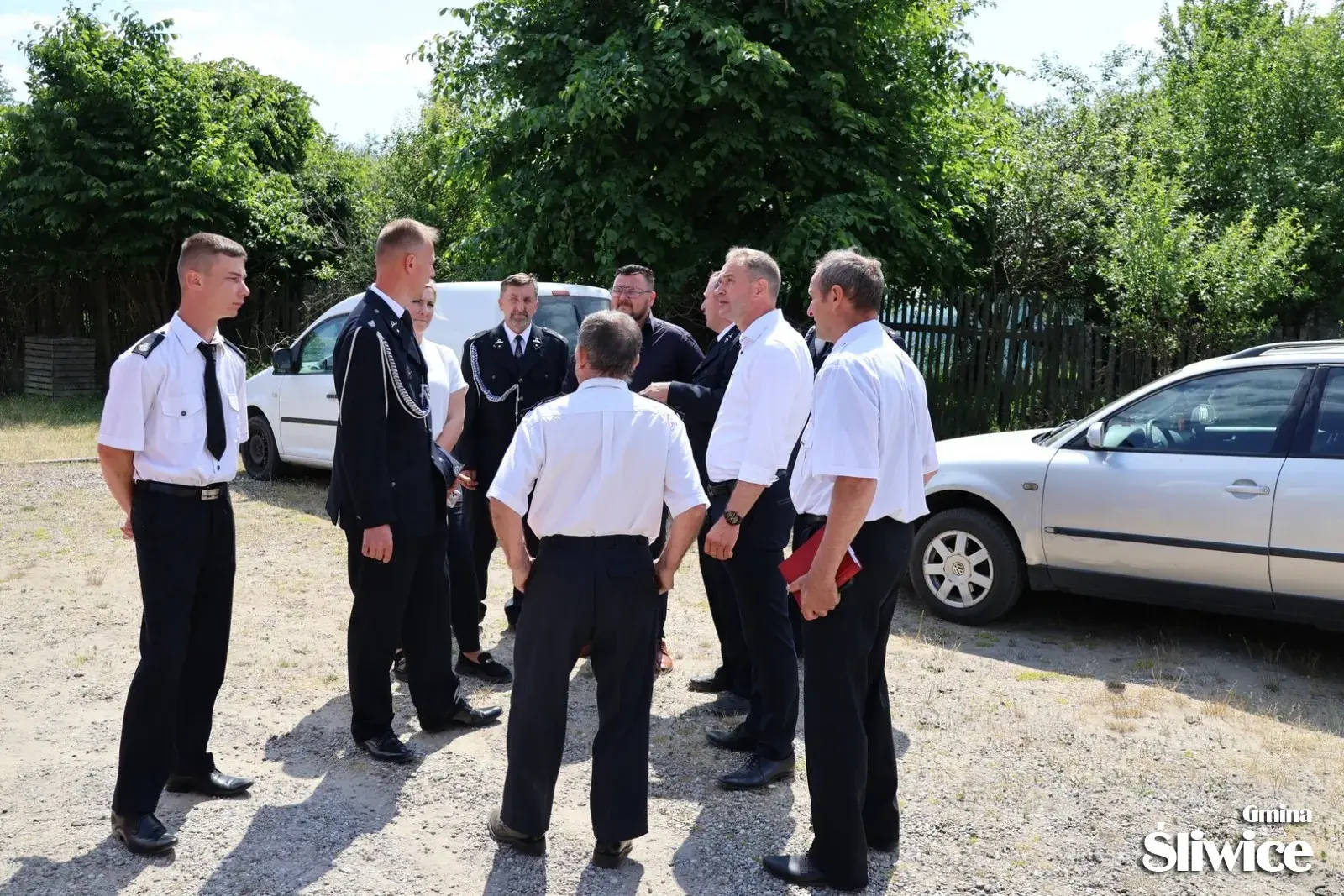 osoby przed remizą w kręgu