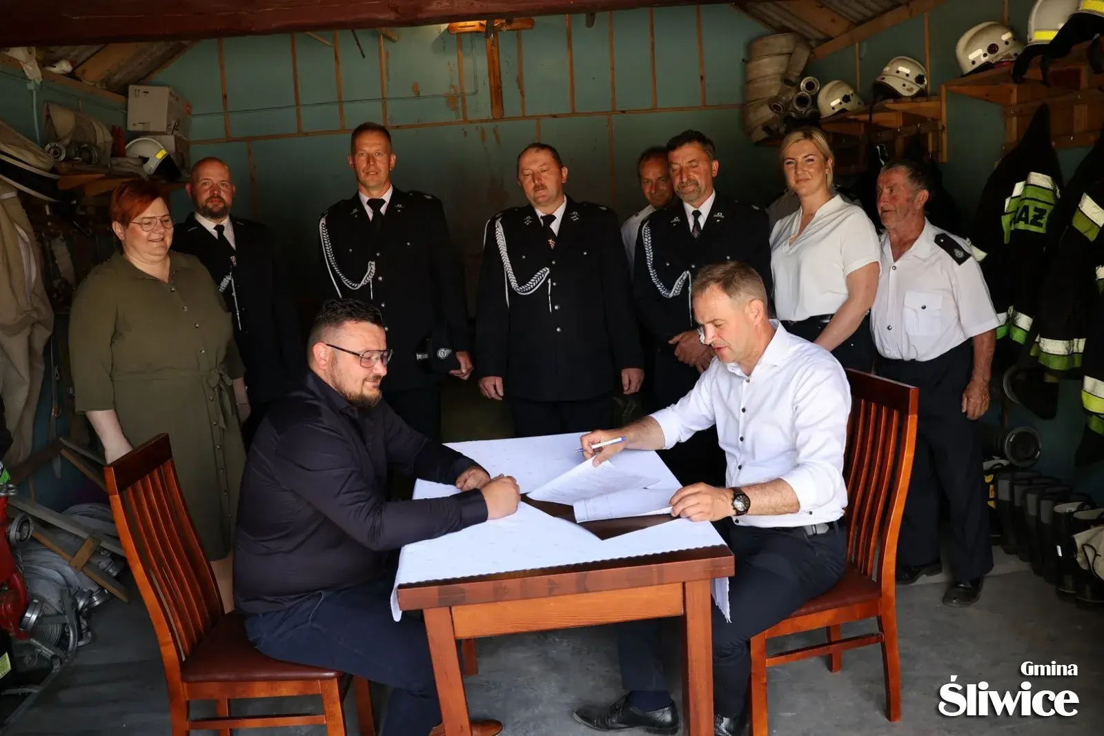 podpisanie umowy w kręgu