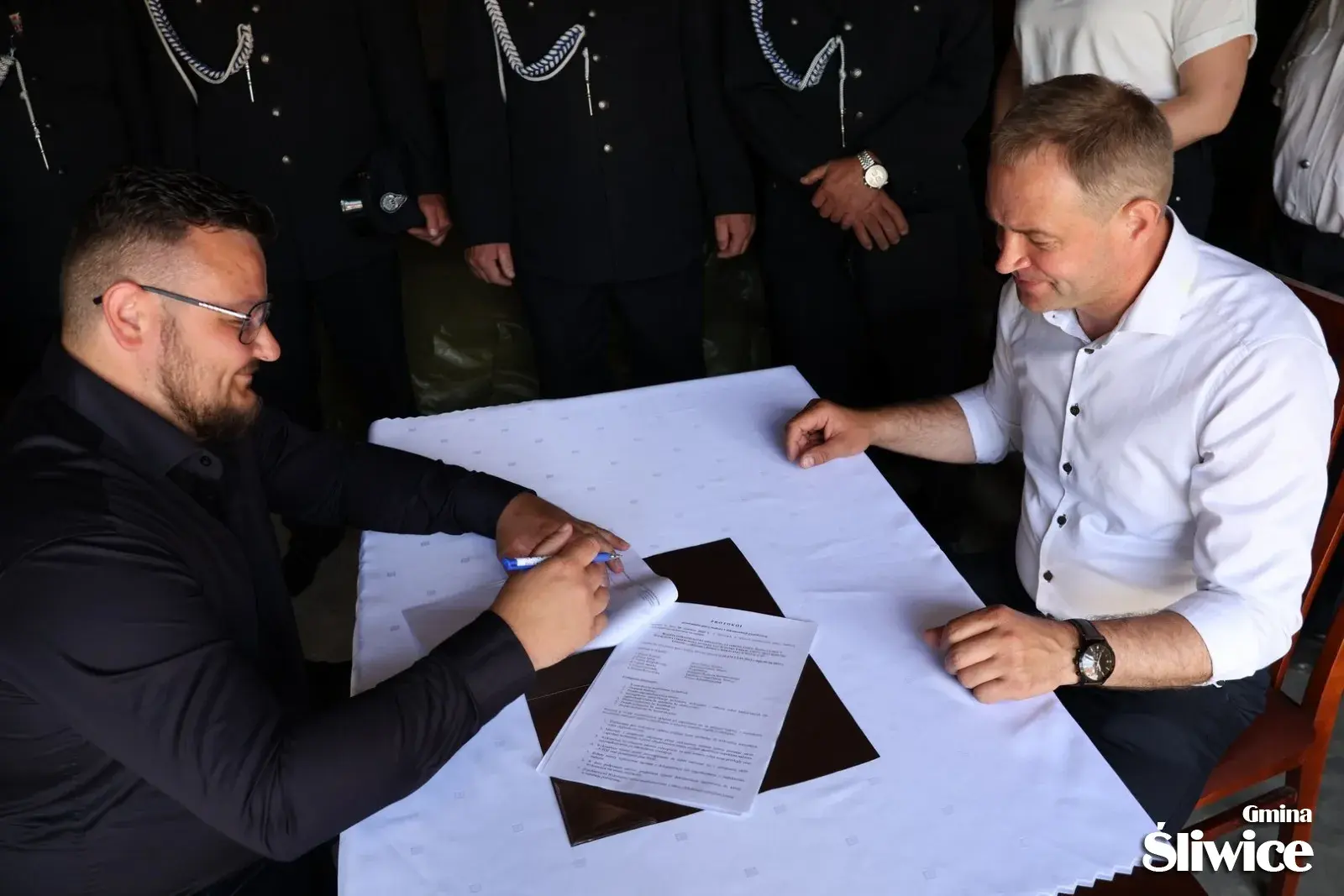 podpisanie umowy w kręgu