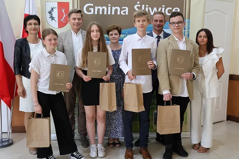 uczniowie z wójtem sekretarzem i dyrektorami szkół
