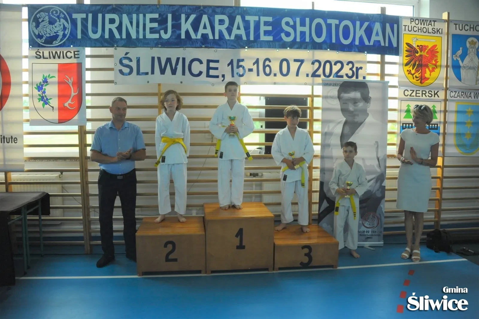 zawodnicy na podium