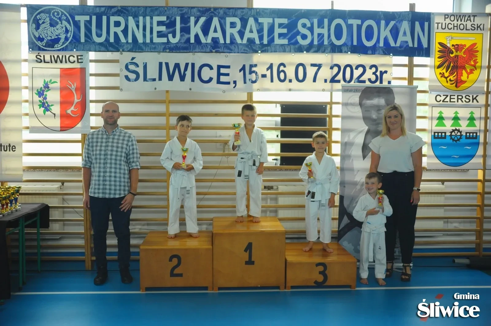 zwycięzcy na podium