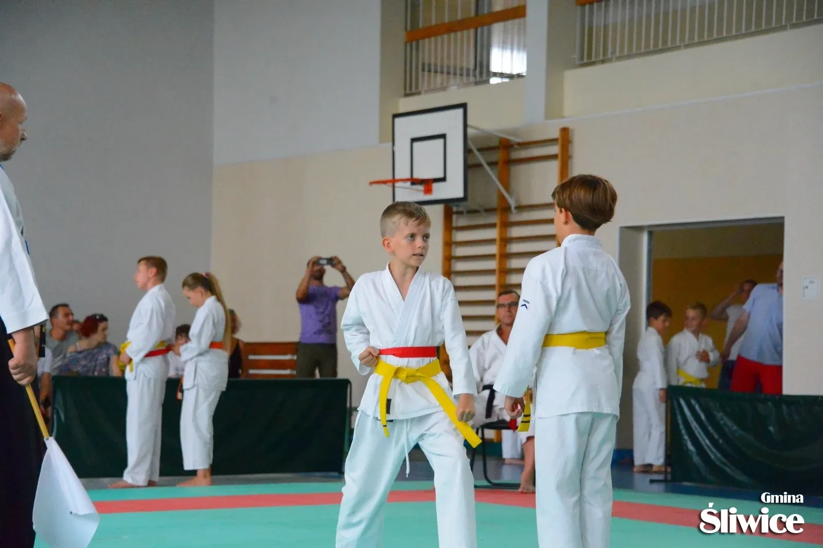 chłopcy podczas kumite