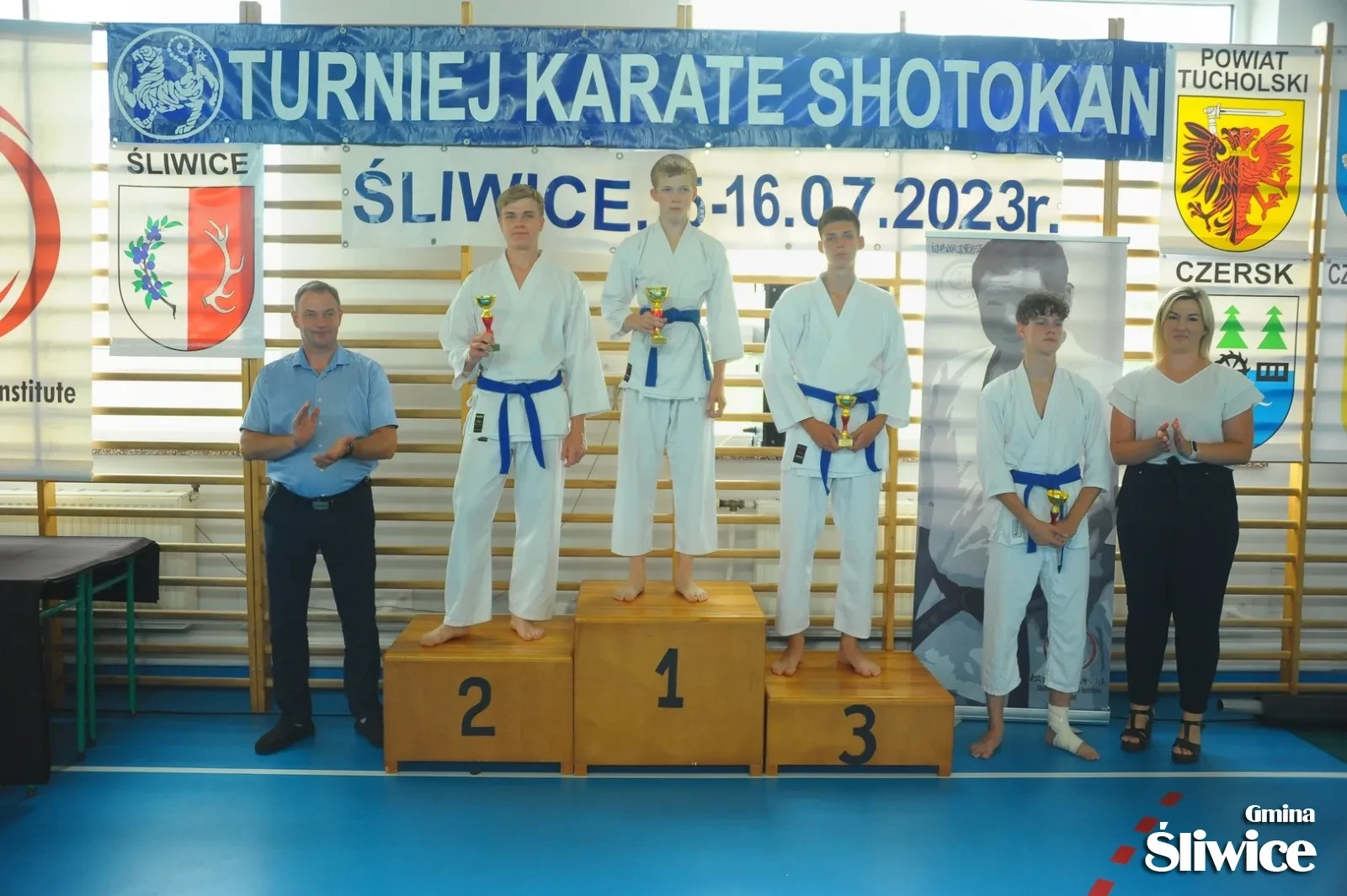 zwycięzcy na podium