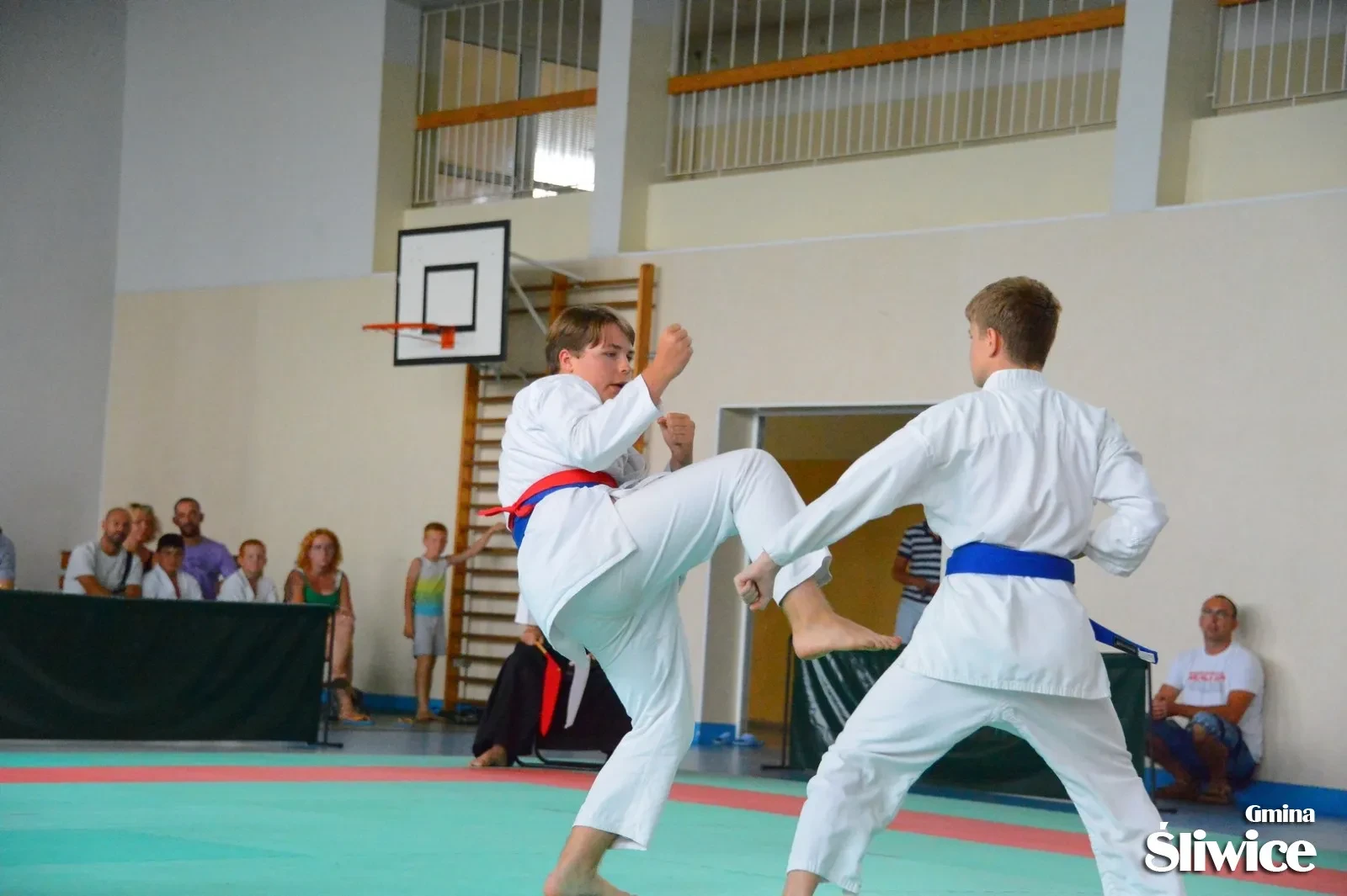 chłopcy podczas kumite