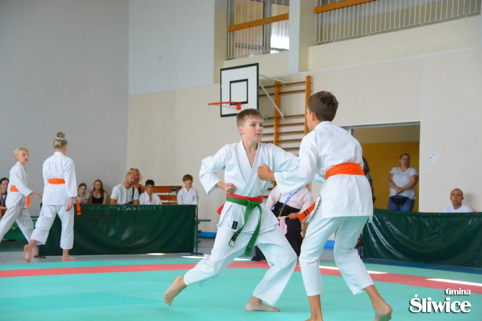 chłopcy podczas kumite