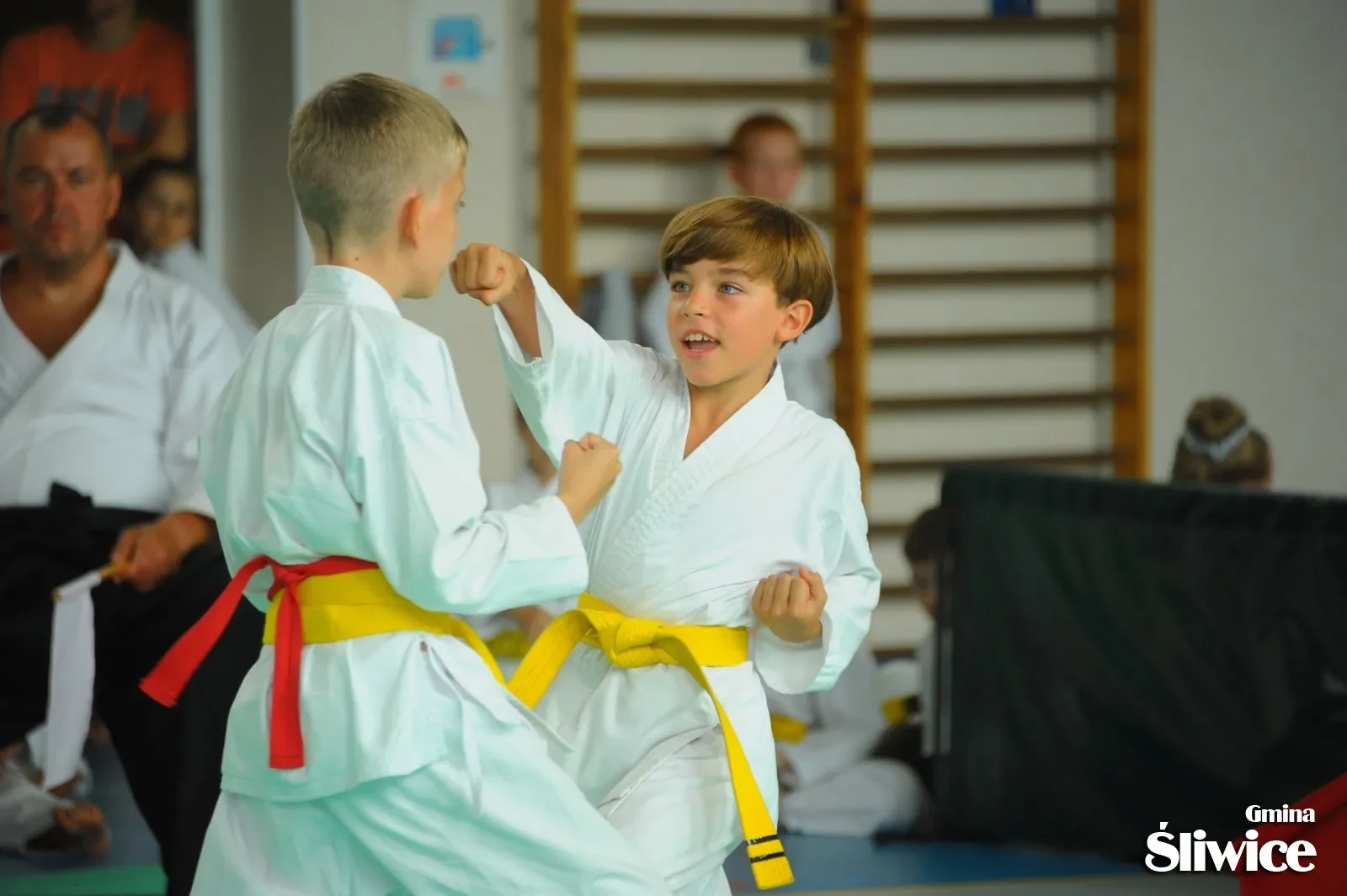 chłopcy podczas walki kumite
