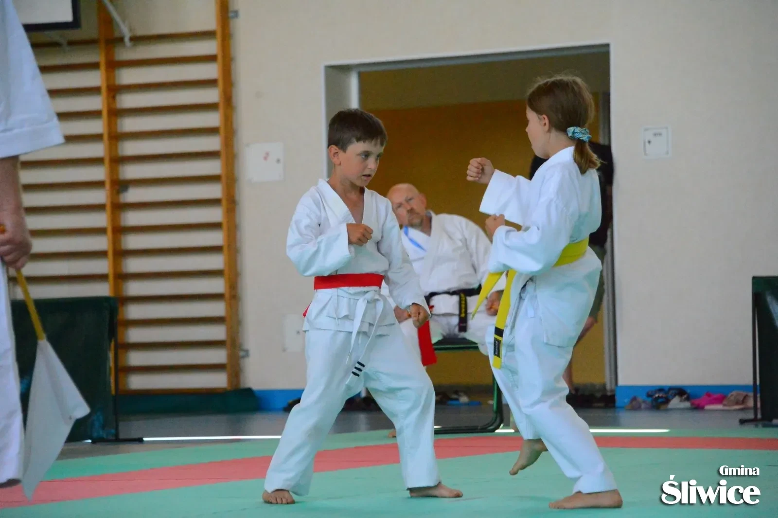 chłopcy podczas walki kumite