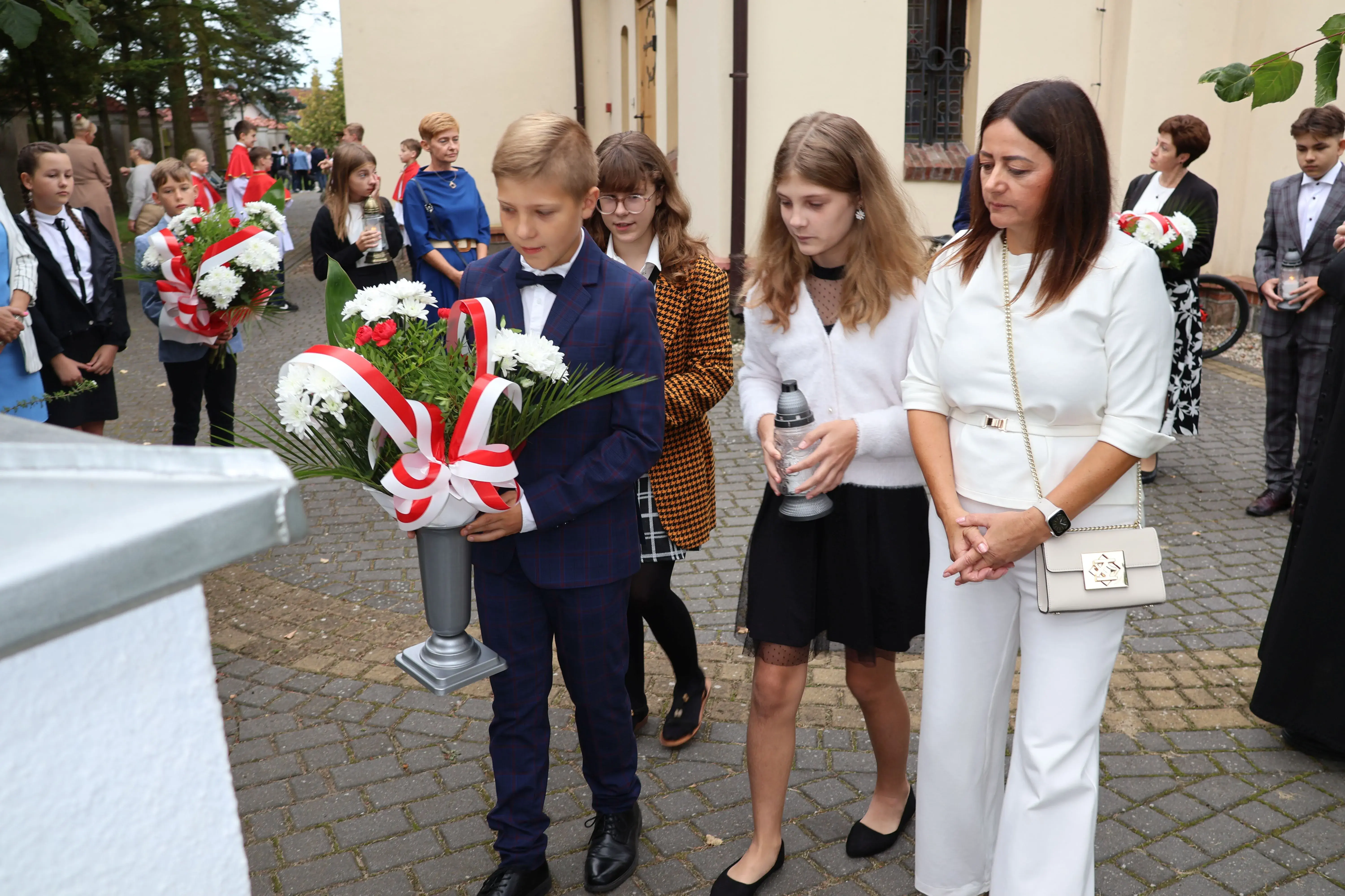 Przedstawiciele szkoły składają kwiaty