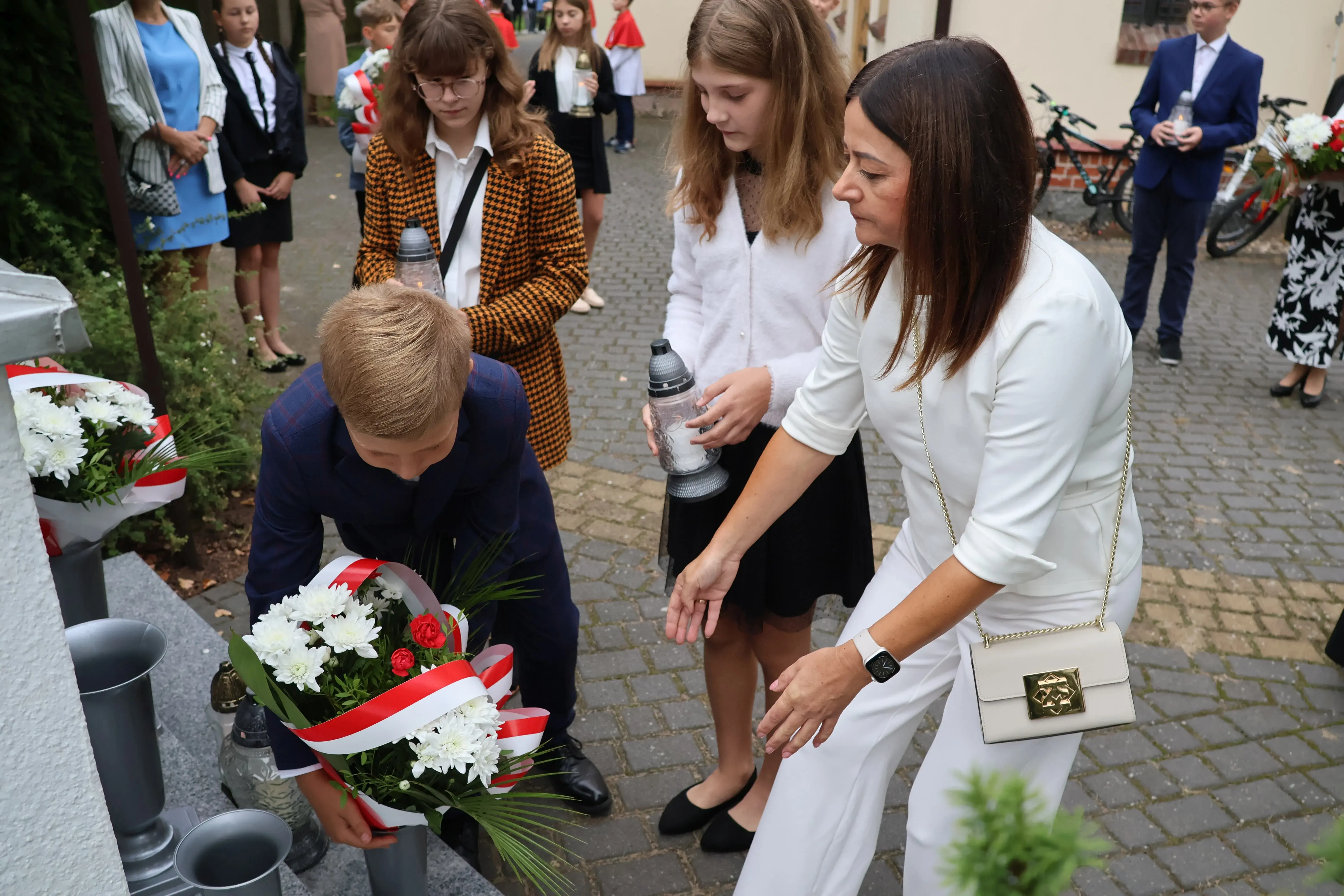 Przedstawiciele szkoły składają kwiaty
