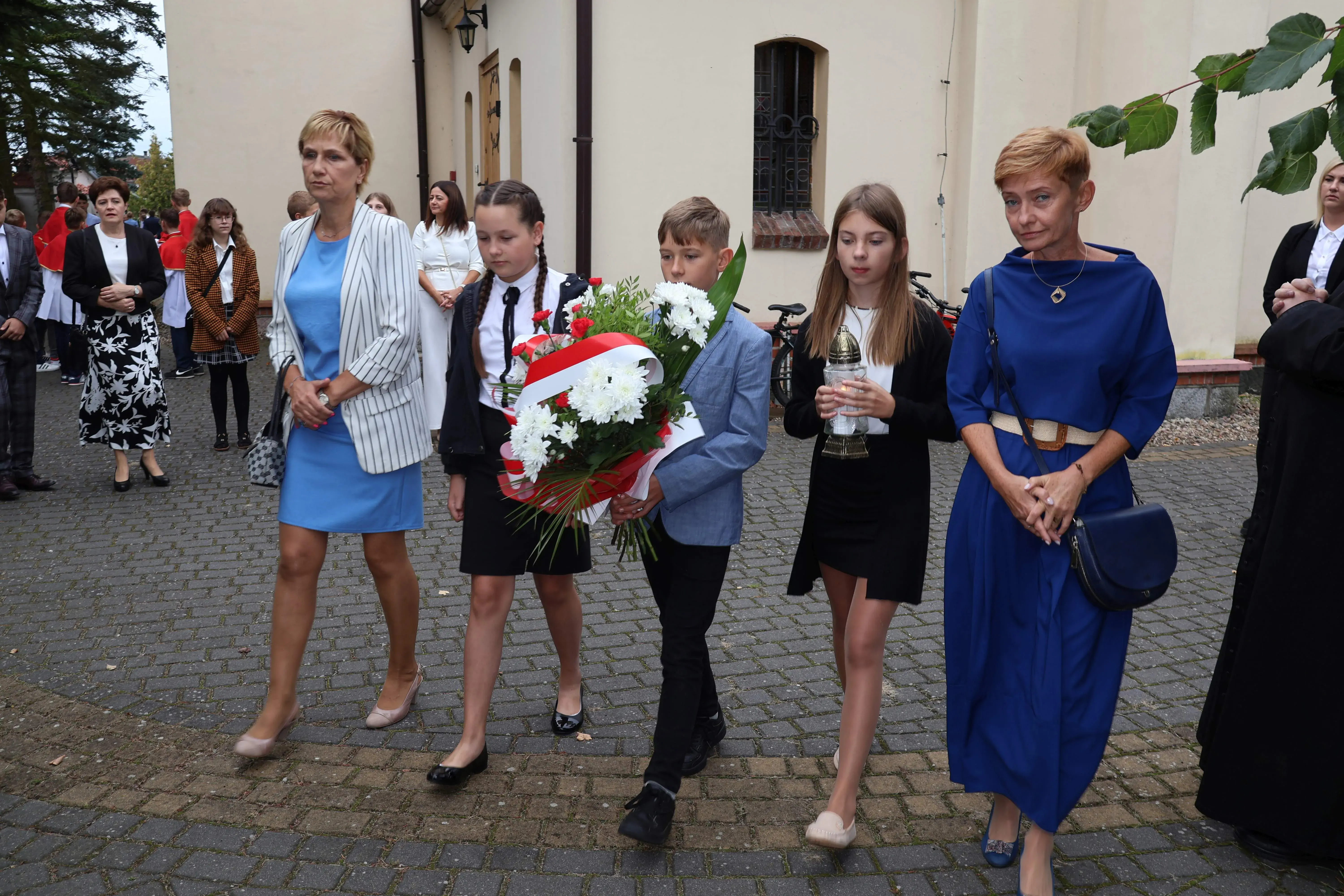 Przedstawiciele szkoły składają kwiaty