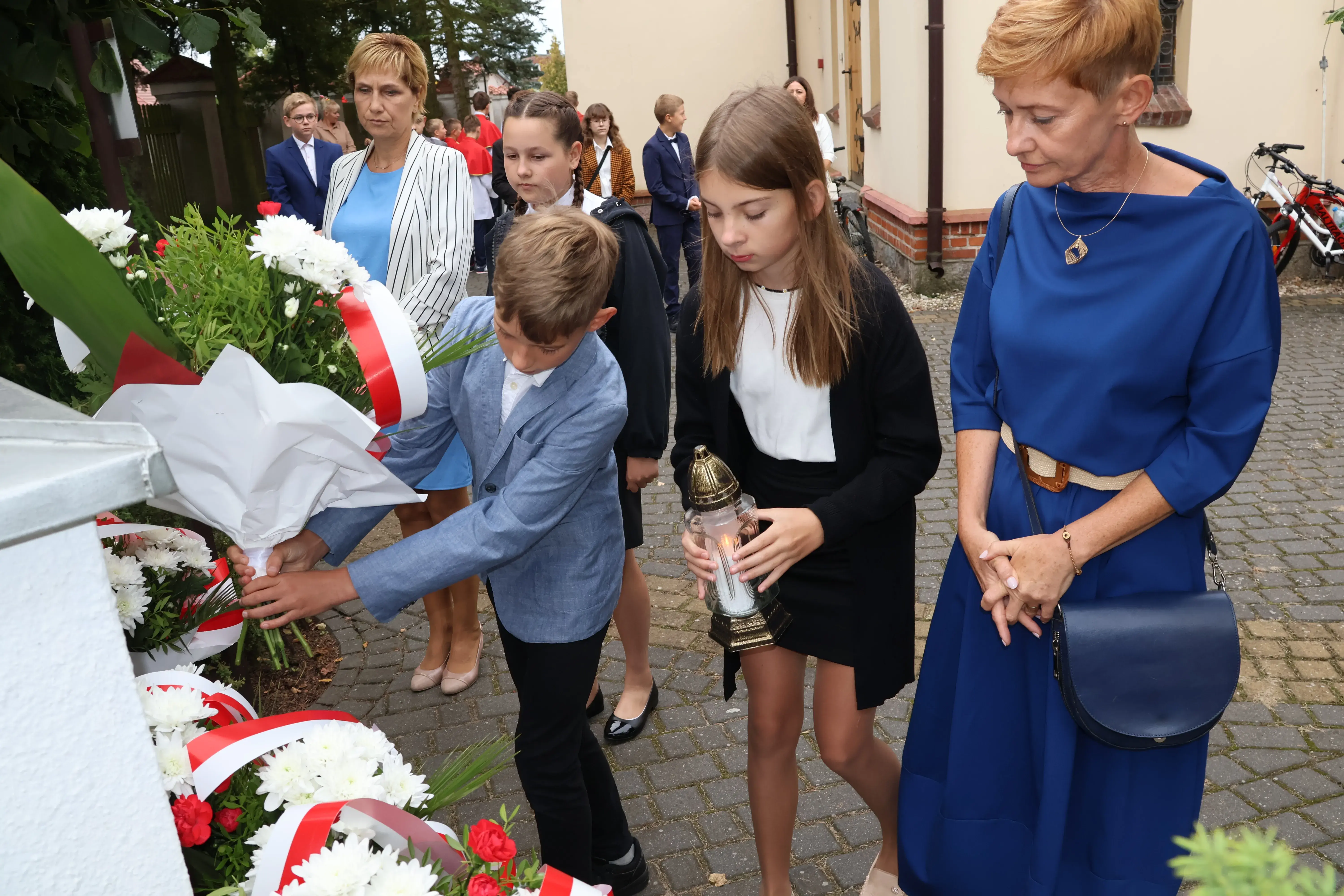 Przedstawiciele szkoły składają kwiaty