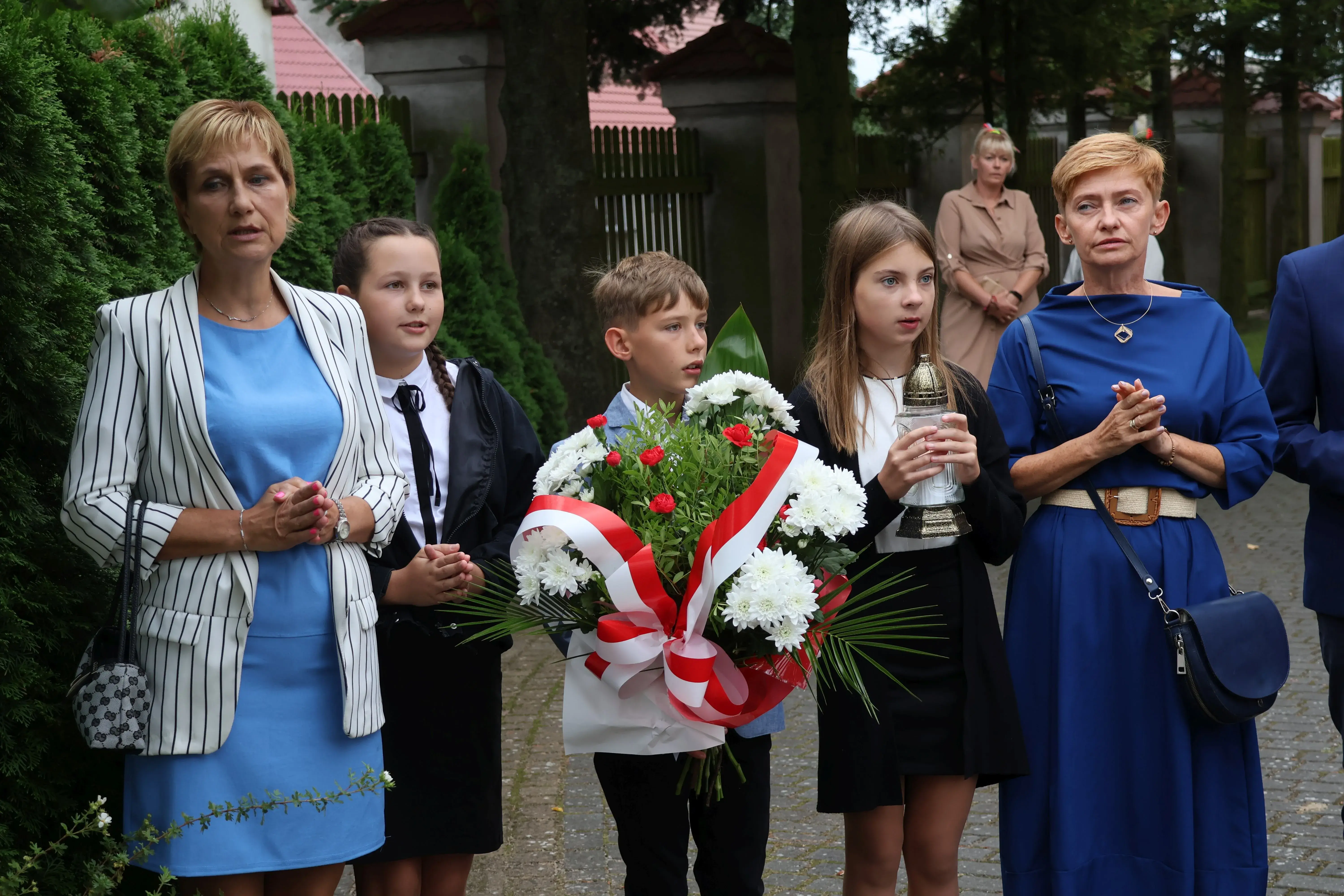 Składanie kwiatów pod pomnikiem