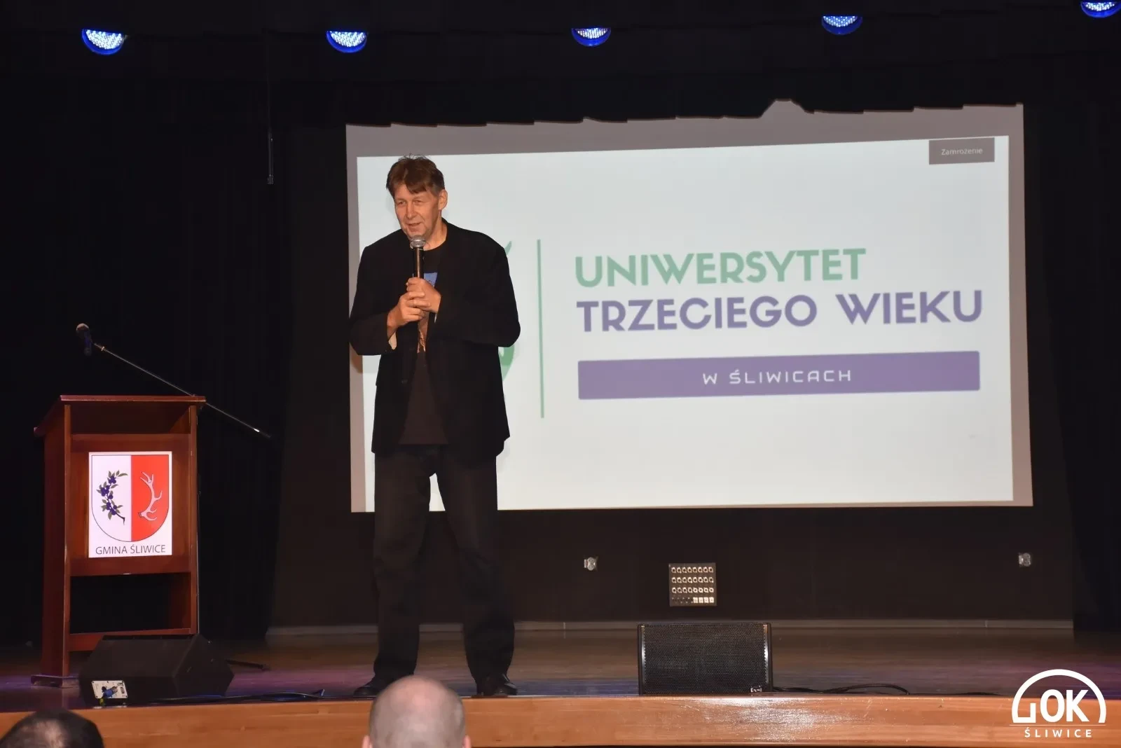 prowadzący wykład o wszechświecie