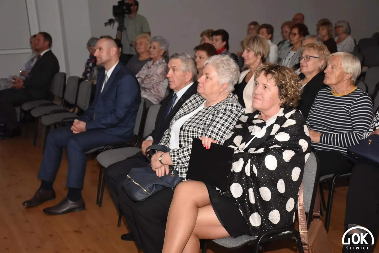 zebrani na sali zdjęcia przybliżone