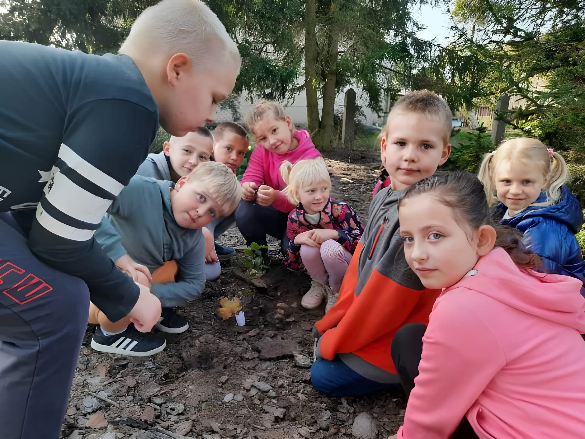dzieci uśmiechają się do aparatu