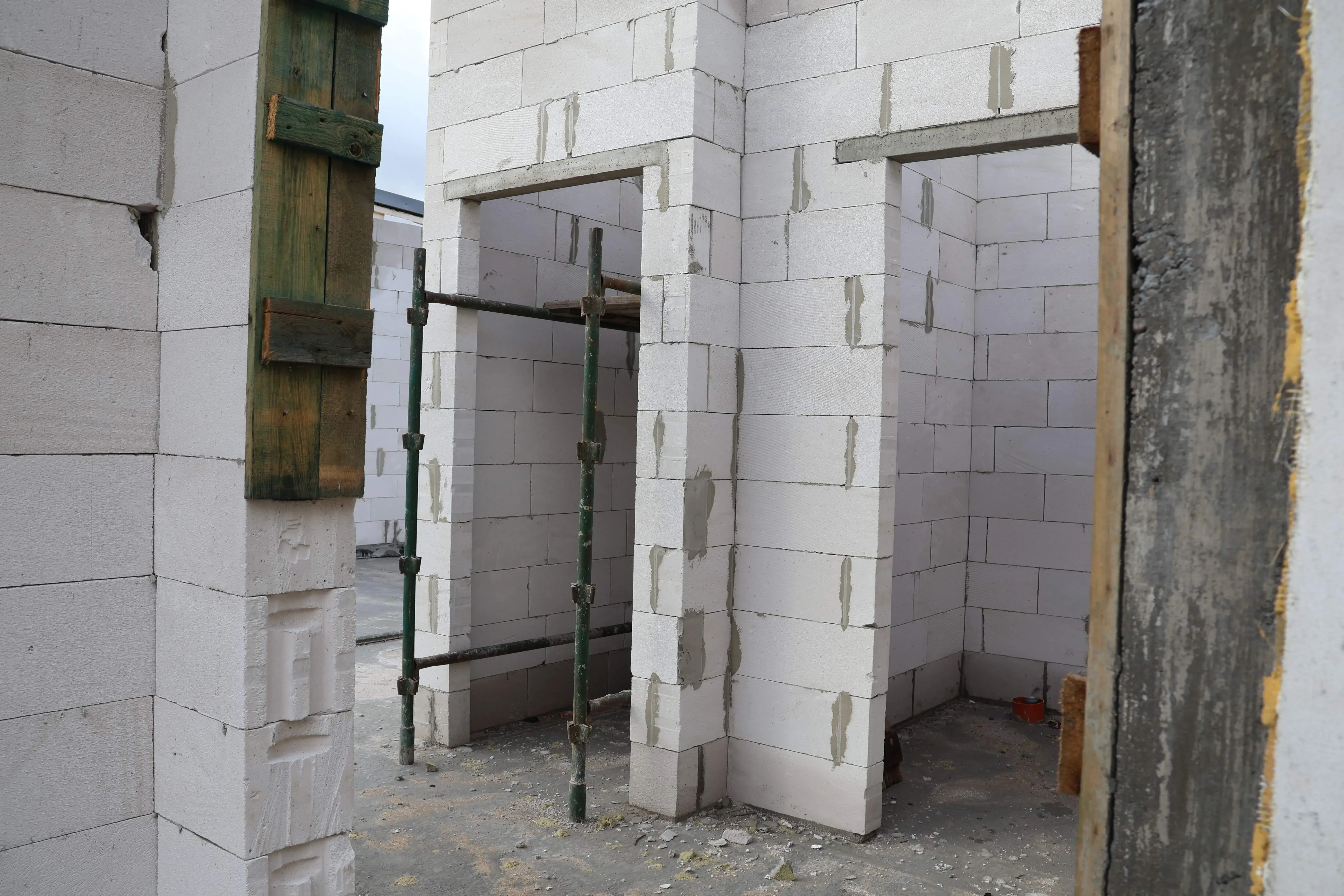 ściany w nowym budynku