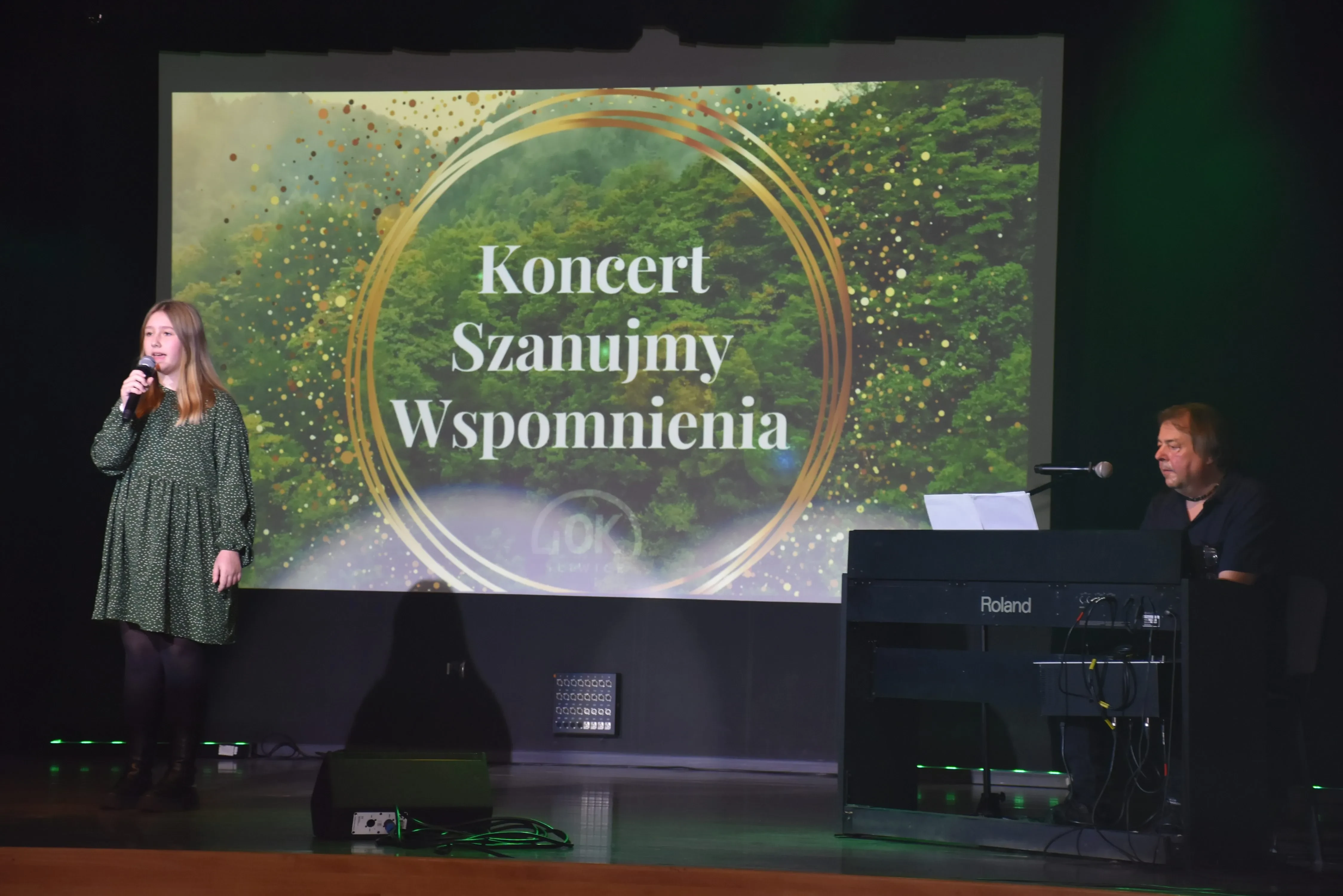 śpiewająca dziewczyna w sukience