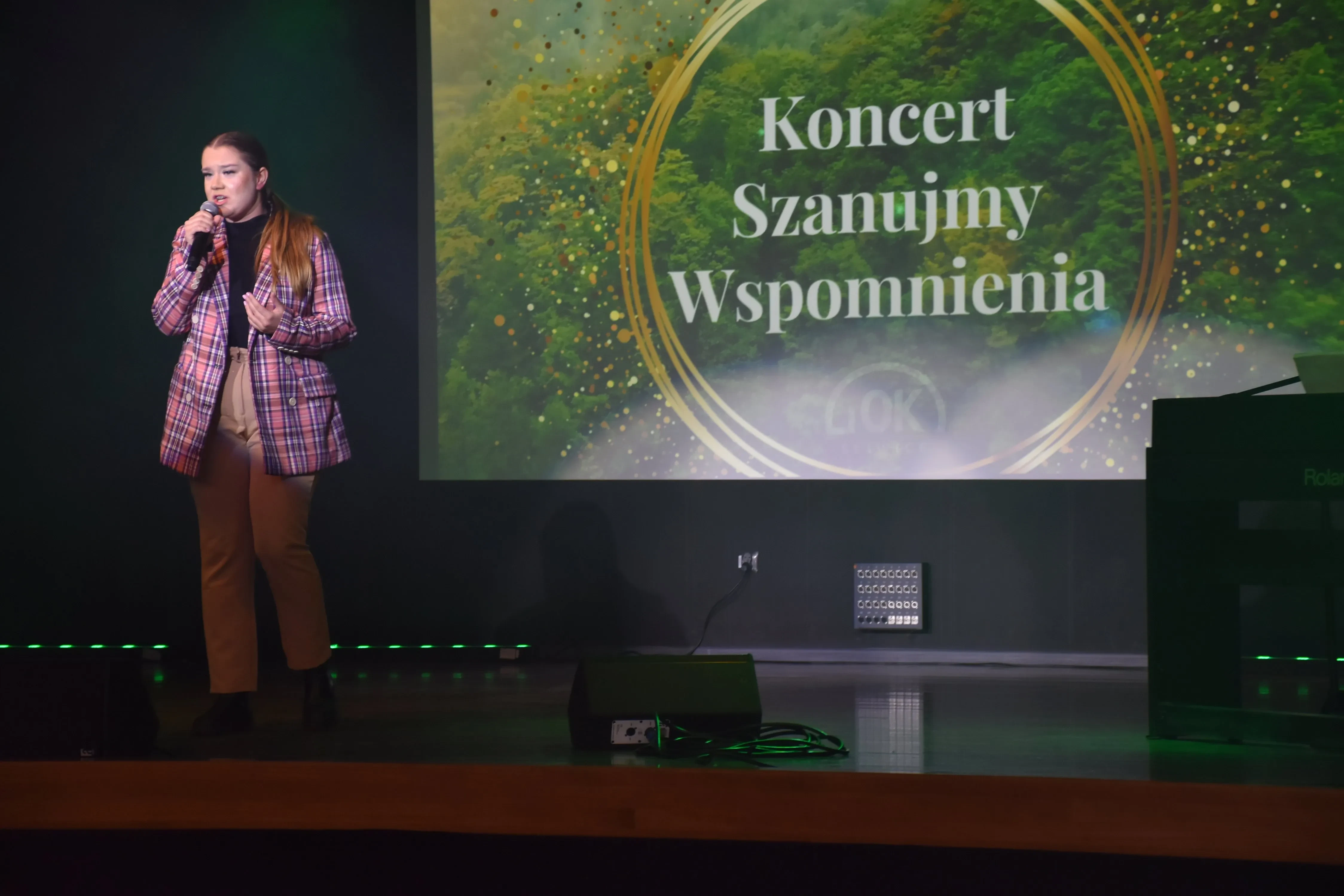 śpiewająca dziewczyna w marynarce