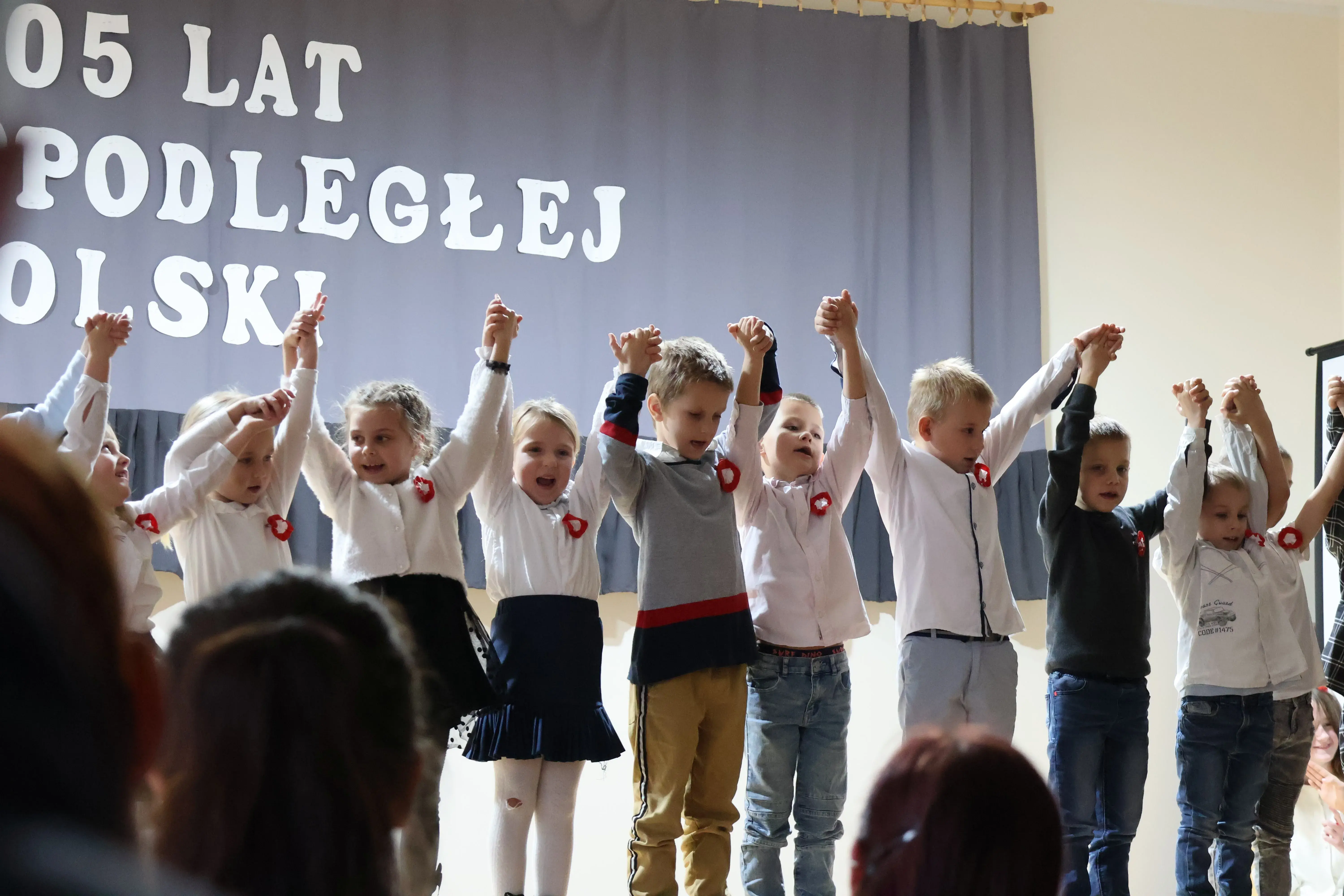 Ukłon dzieci na scenie