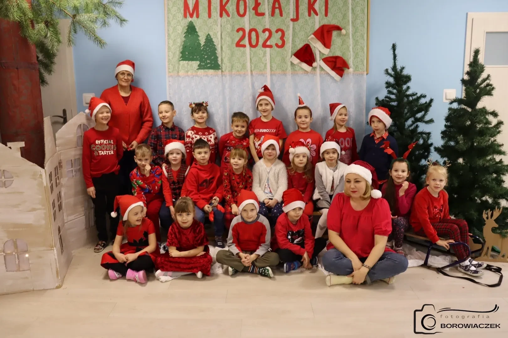 zdjęcie grupowe 21 dzieci z dwiema opiekunkami