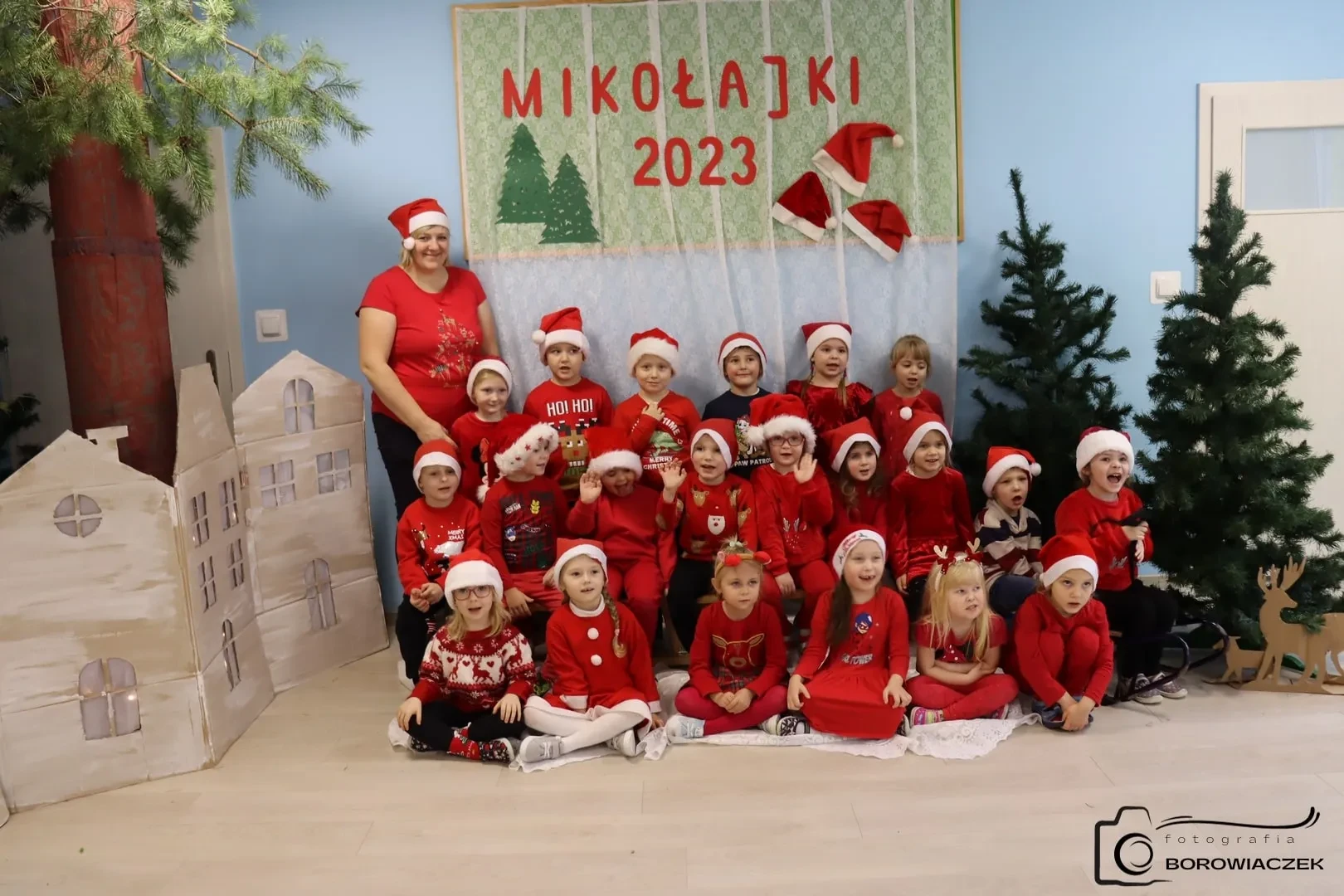 zdjęcie grupowe 21 dzieci z jedną opiekunką