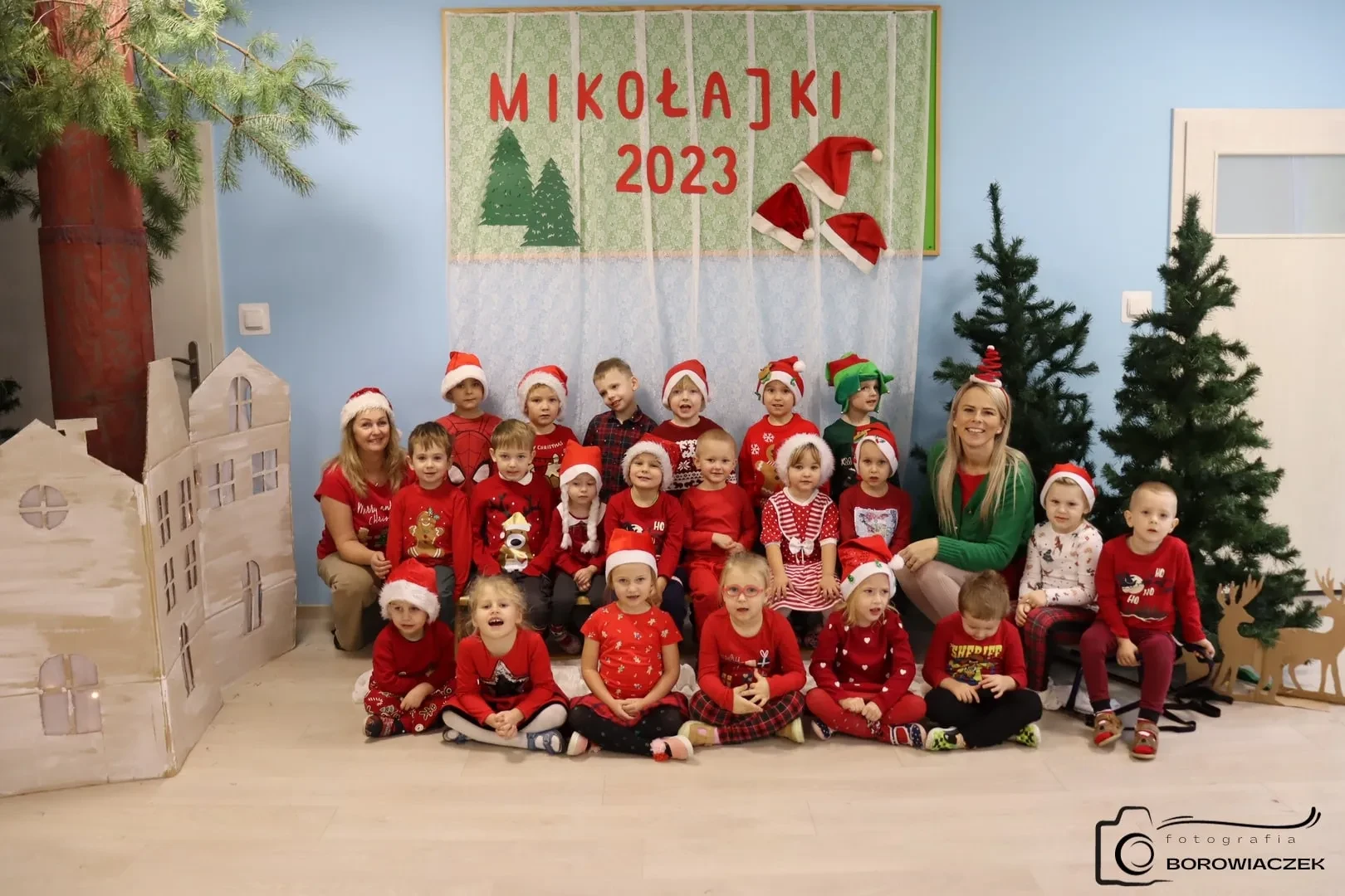 zdjęcie grupowe 21 dzieci z dwiema opiekunkami