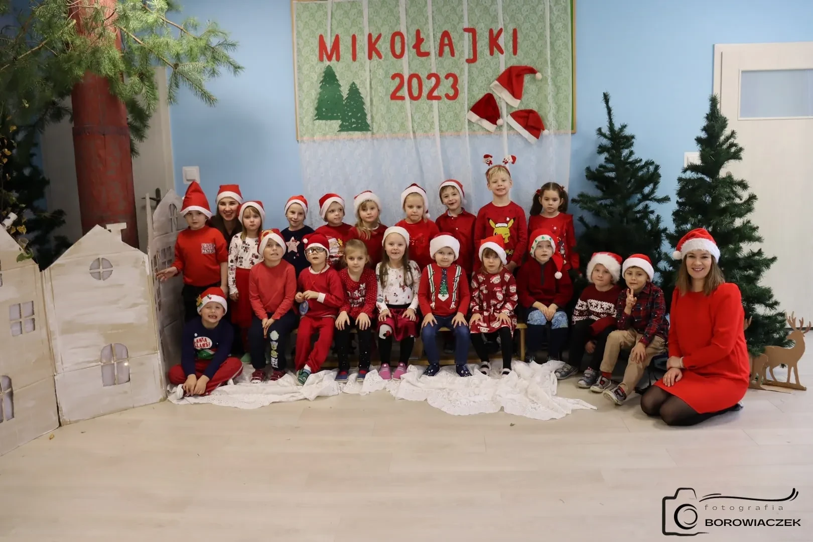 zdjęcie grupowe dzieci 19 dzieci z dwiema opiekunkami
