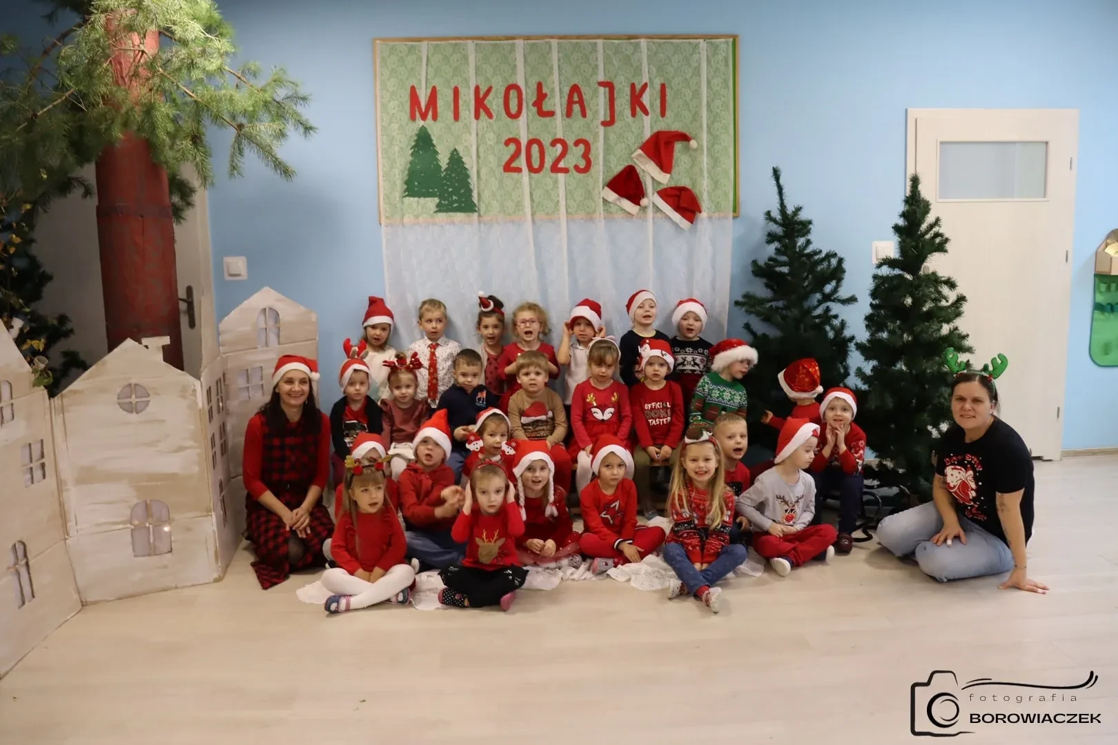 zdjęcie grupowe 26 dzieci z dwiema opiekunkami