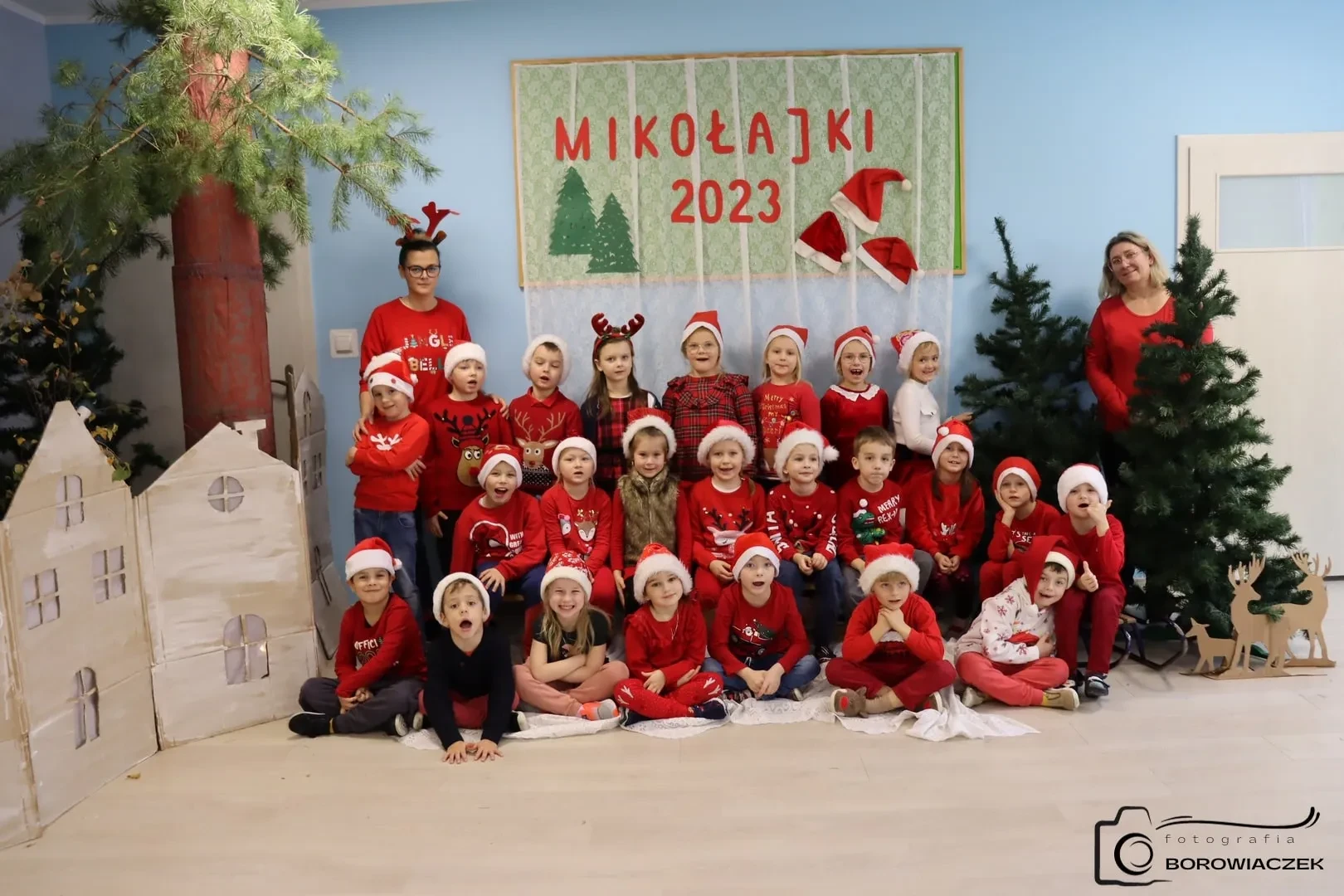 zdjęcie grupowe 24 dzieci z dwiema opiekunkami