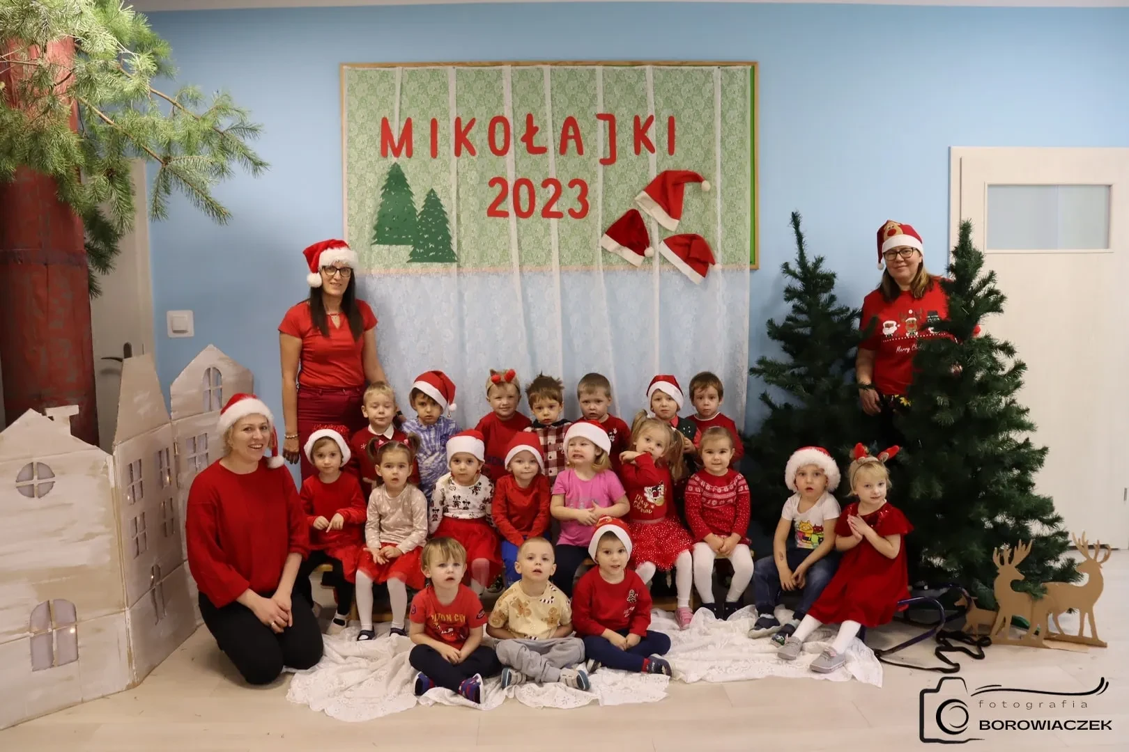 zdjęcie grupowe 19 dzieci z trzema opiekunkami