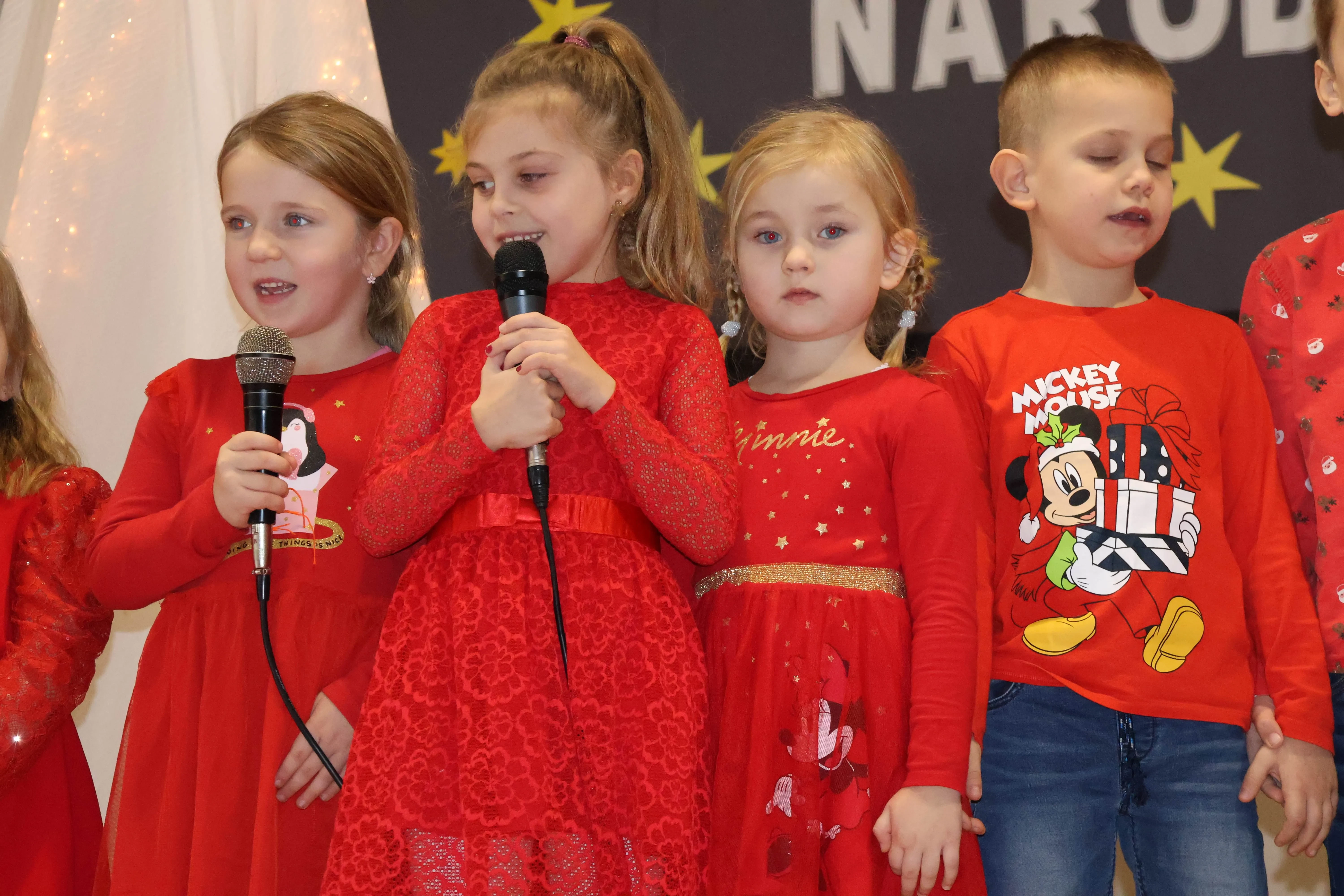 dziewczynki śpiewają