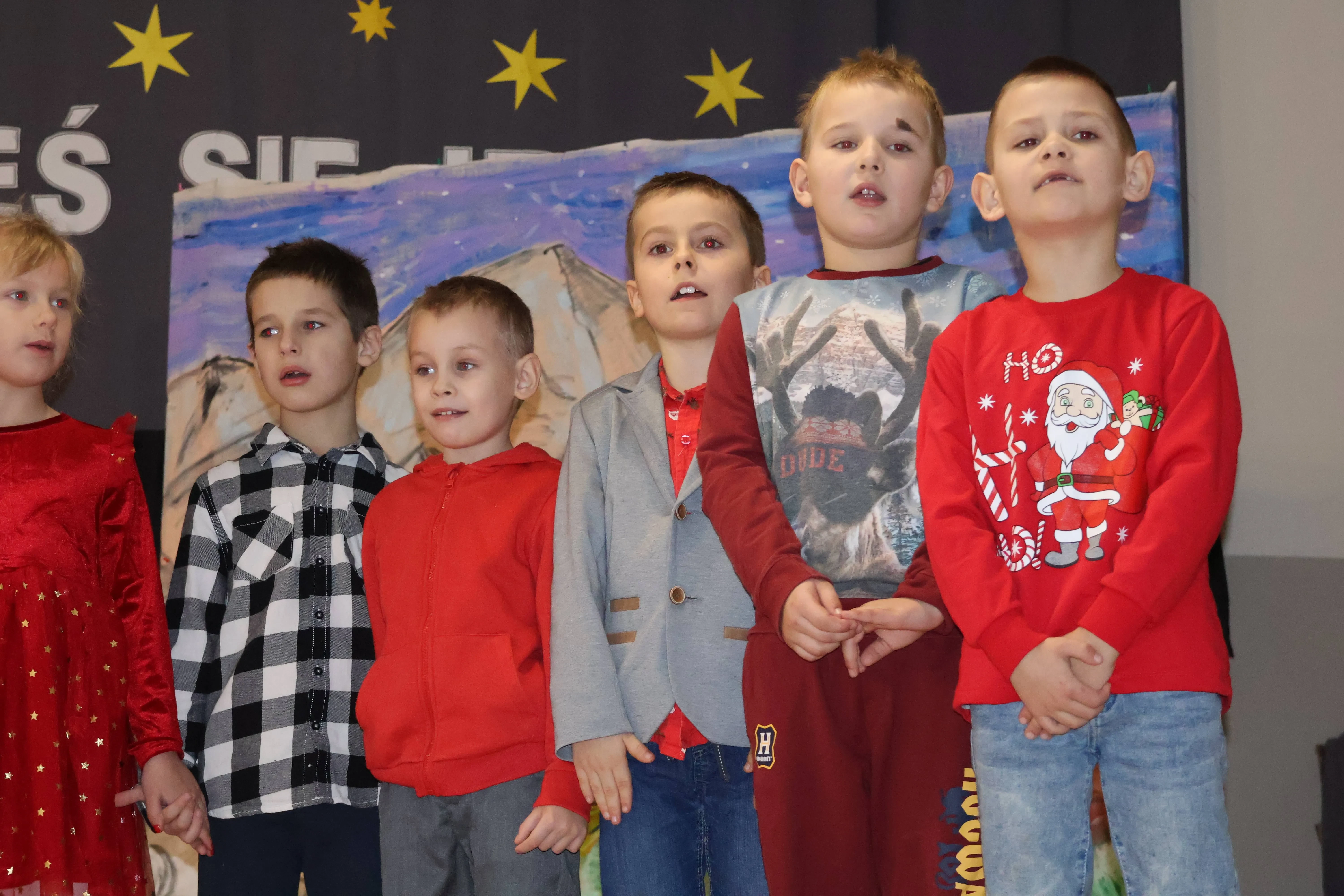 dzieci śpiewają na scenie