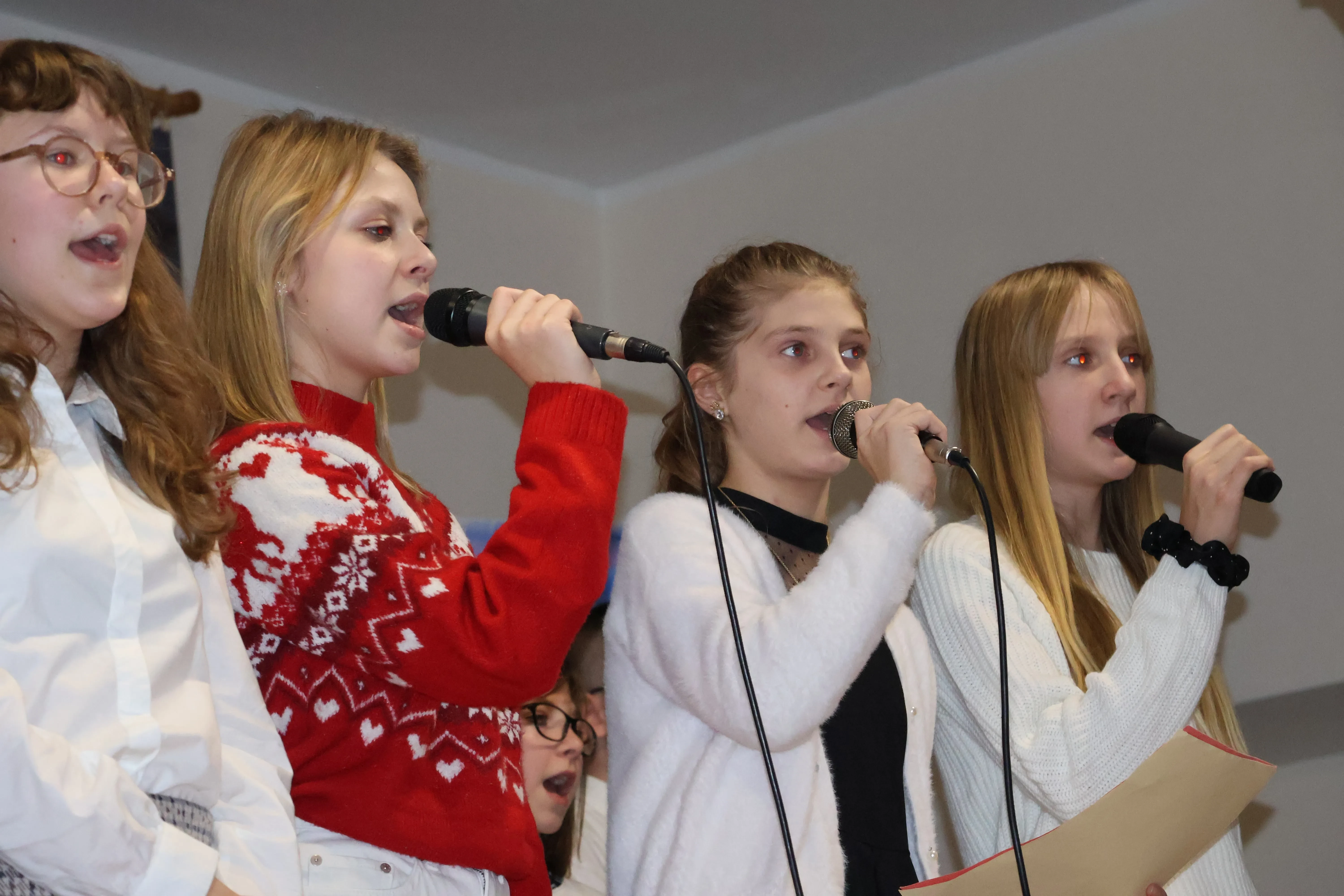 dziewczyny śpiewają
