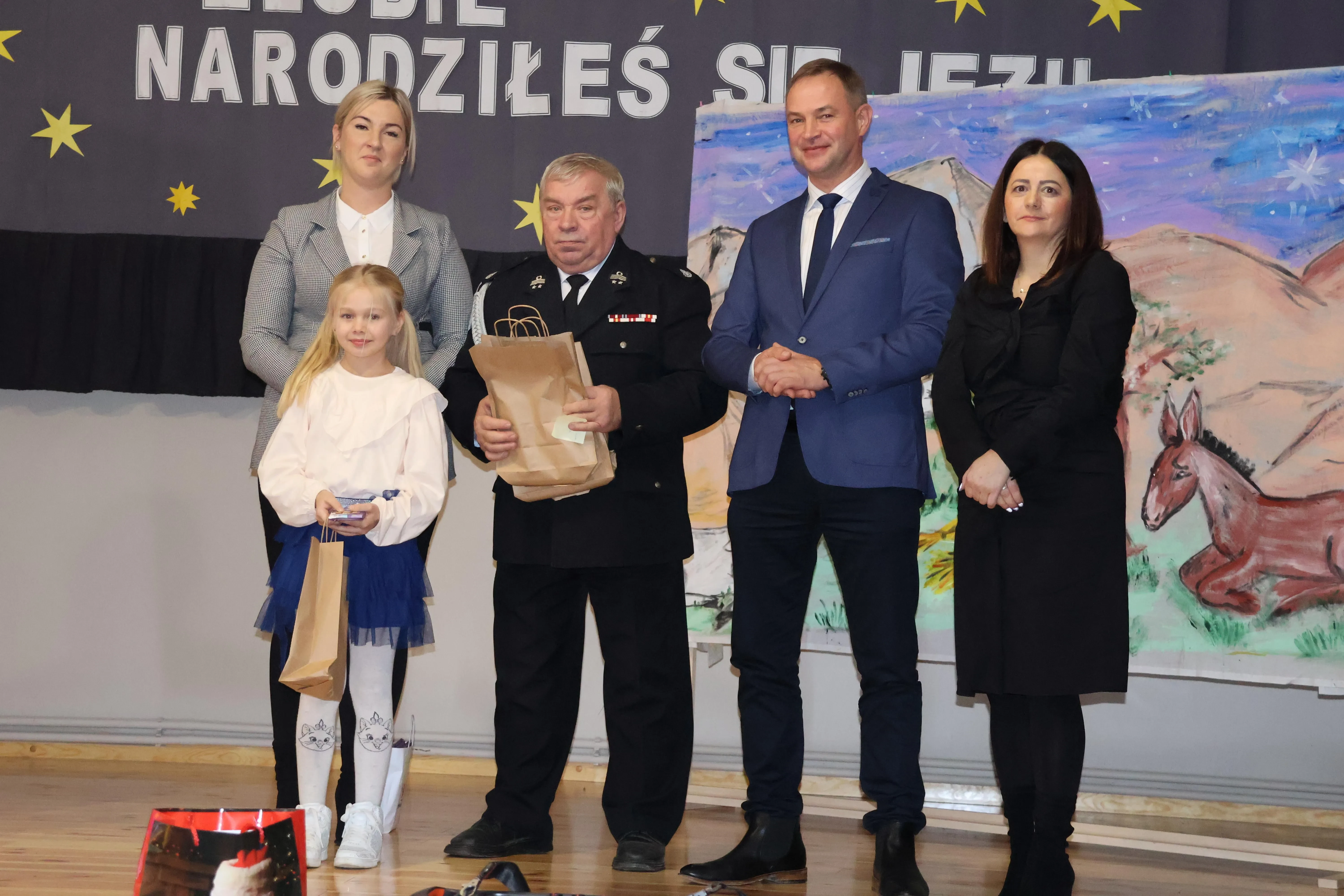 wręczenie nagród, dziewczynka z nagrodą
