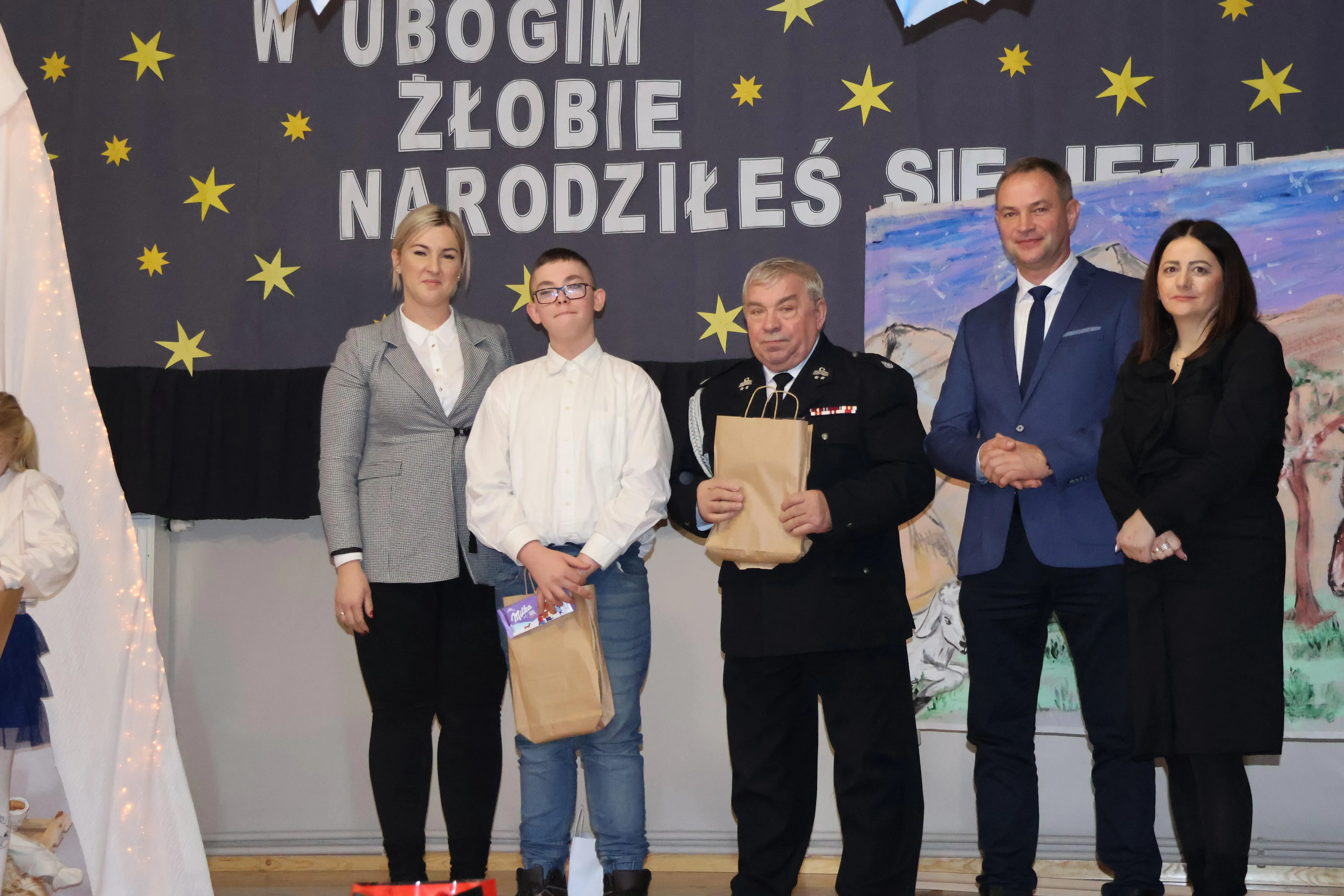 wręczenie nagród, chłopak z nagrodą